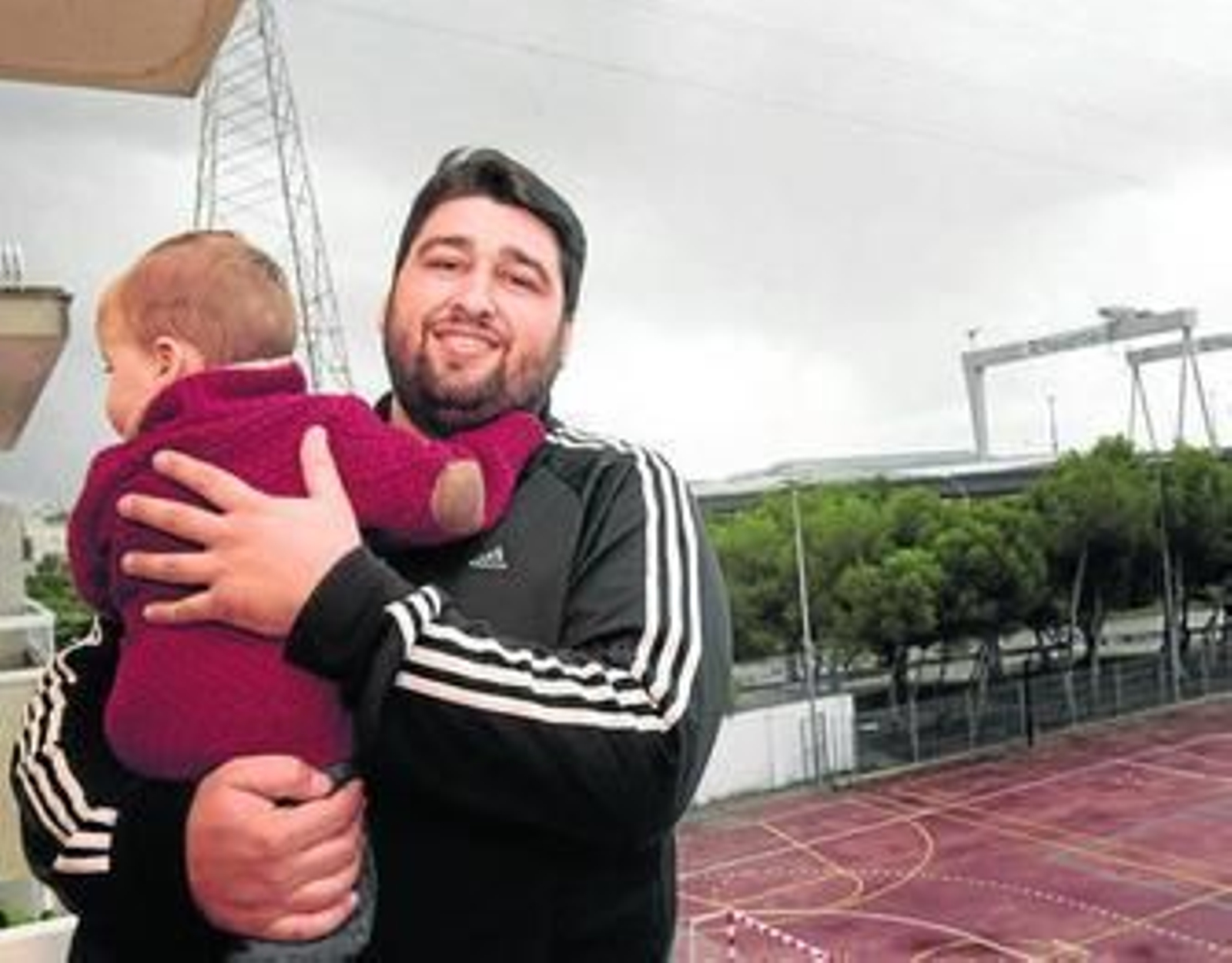 Álvaro Pérez, con su hijo Mario, en su vivienda en el Río San Pedro.