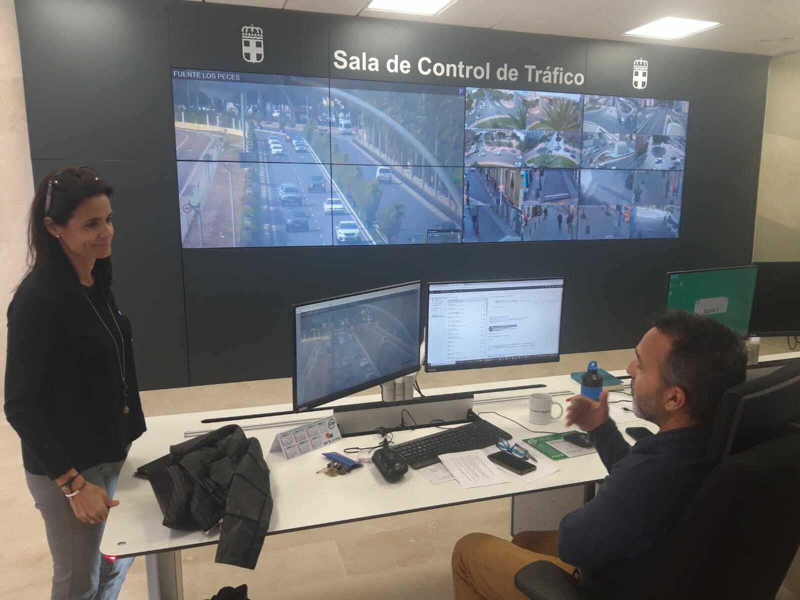La concejal María del Mar García Lorca, en la Sala de Control de Tráfico, donde pueden verse las imágenes del centro peatonal a la derecha.