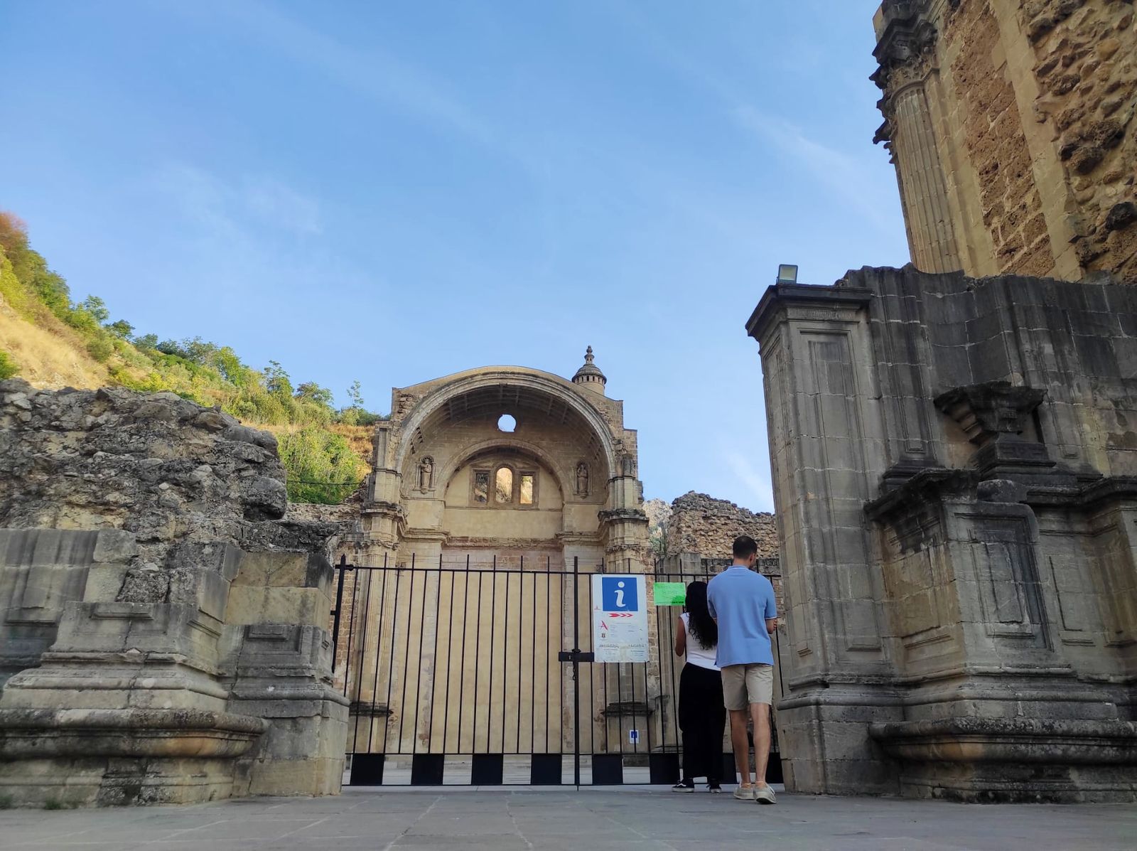 Ruinas de la iglesia de Santa María de Cazorla, uno de los templos más afectados en la provincia por el terremoto de Lisboa de 1755, cuyos daños estructurales provocaron su abandono y el estado ruinoso que conserva hoy.