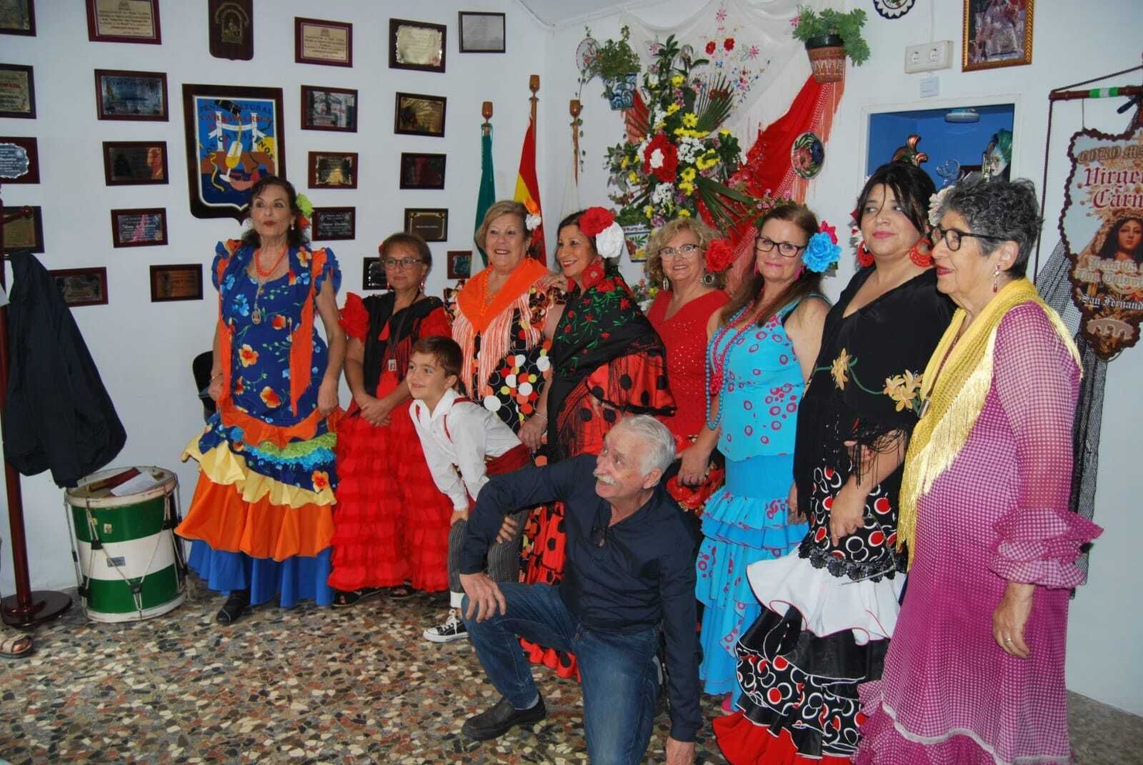 El coro Virgen del Carmen con la cruz de mayo de Los Catavinos del año 2023.