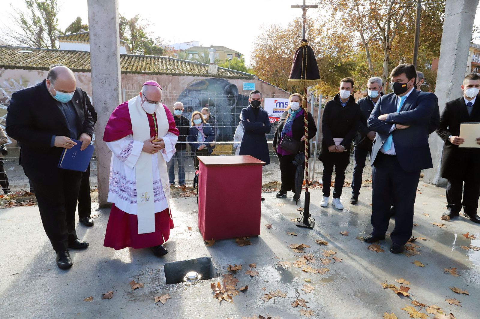 El Obispo de Huelva, Santiago Gómez, coloca la primera piedra de la nueva parroquia de Cristo Sacerdote, en imágenes