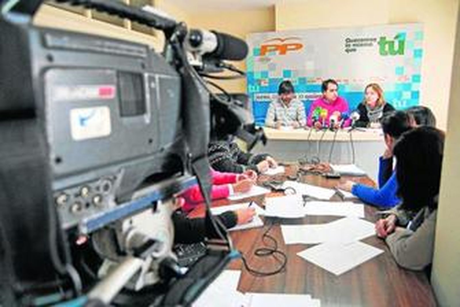 Una cámara de Onda Jerez, en primer plano, en una rueda de prensa celebrada el pasado año en la sede del PP.