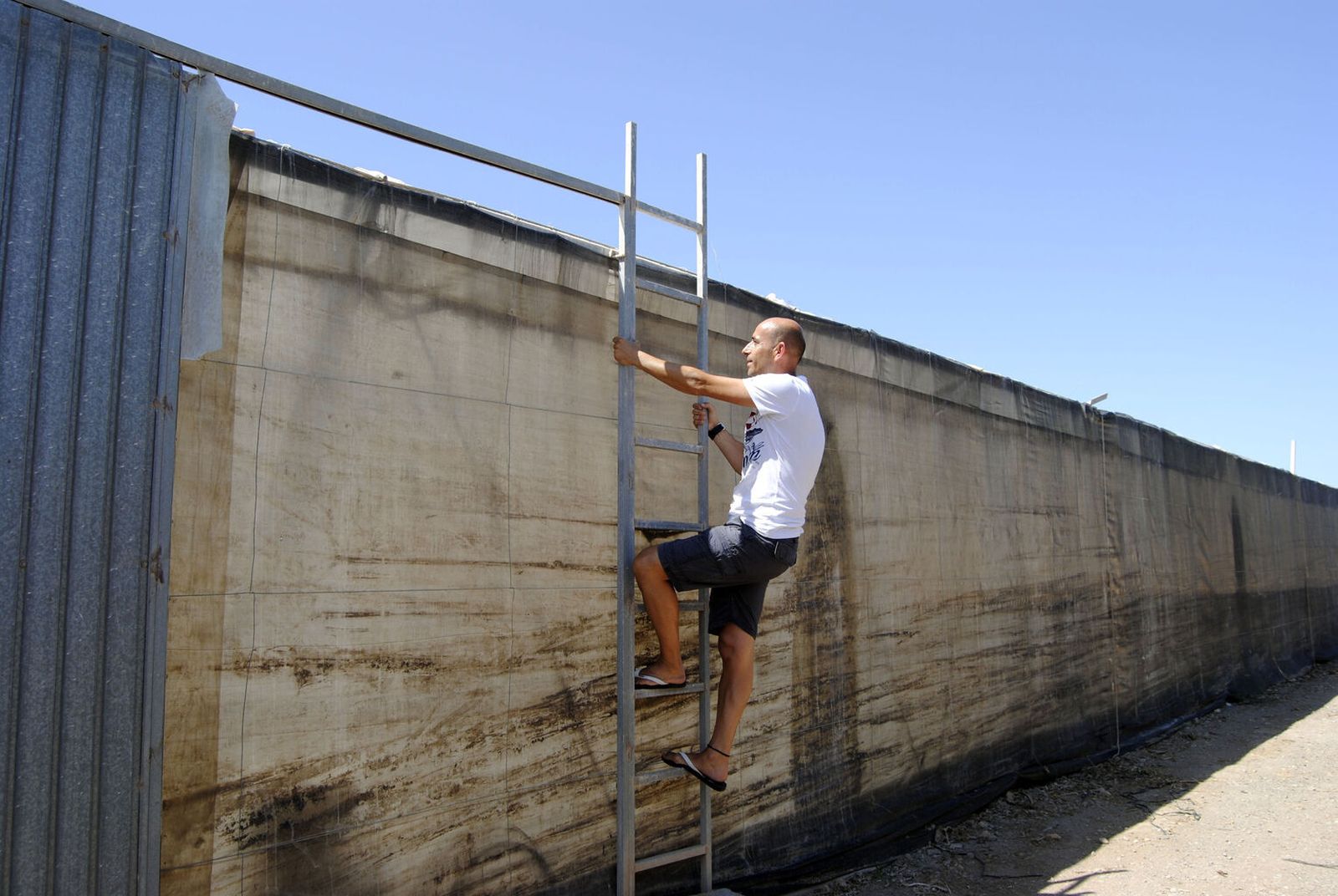 Muchos productores almerienses están en estos momentos adecuando sus fincas para la próxima campaña.