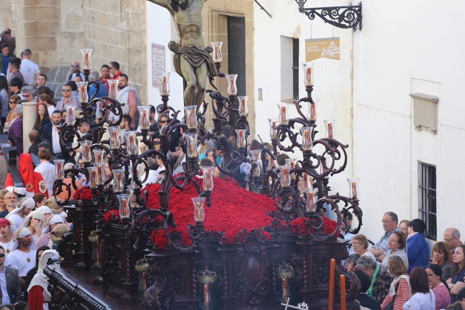 El paso de misterio de la Misericordia apostó por los claveles color rojo sangre de toro,  como muchas de las cofradías de este año.
