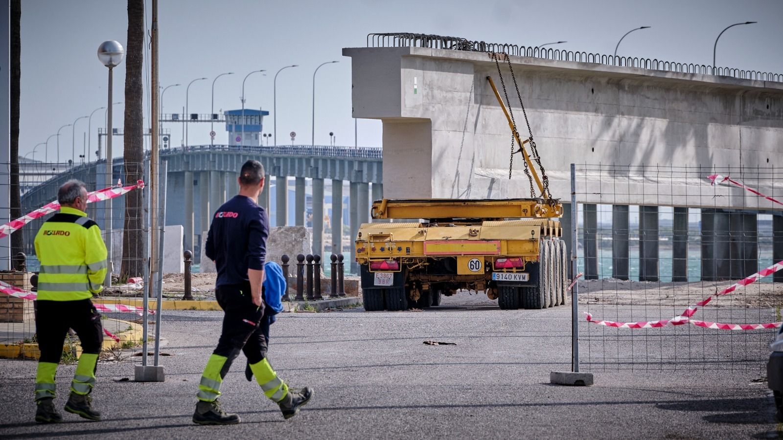 Imágenes de la colocación de una nueva viga sobre el vano 30 en el puente Carranza de Cádiz