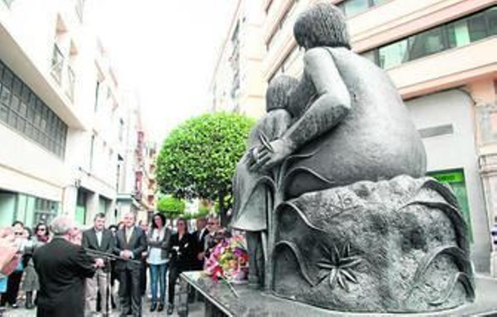 Los asistenes al acto junto al monumento a la madre, ayer a mediodía.