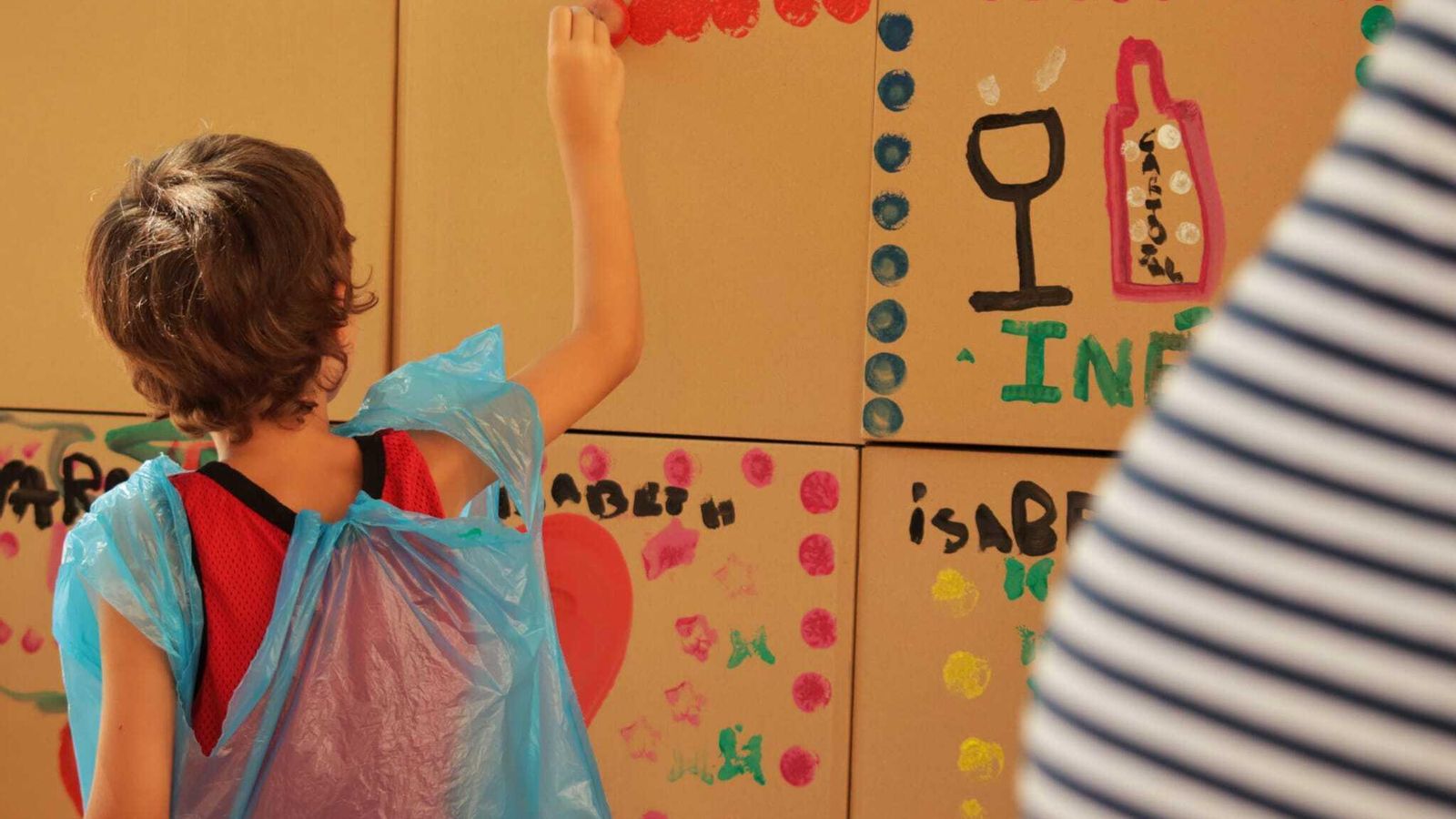 Un niño decorando su caja en la Feria Mágica