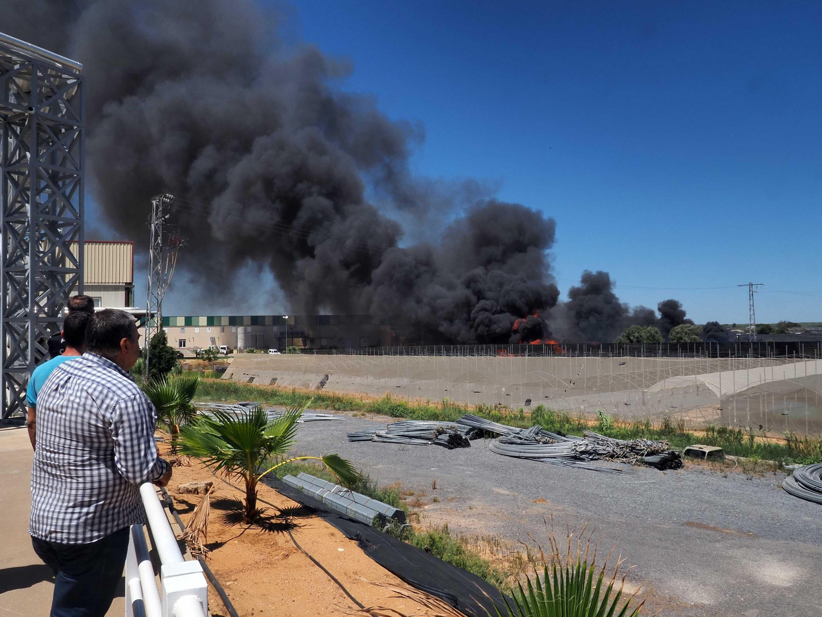 Las imágenes del aparatoso fuego que ha arrasado un vivero en Cartaya