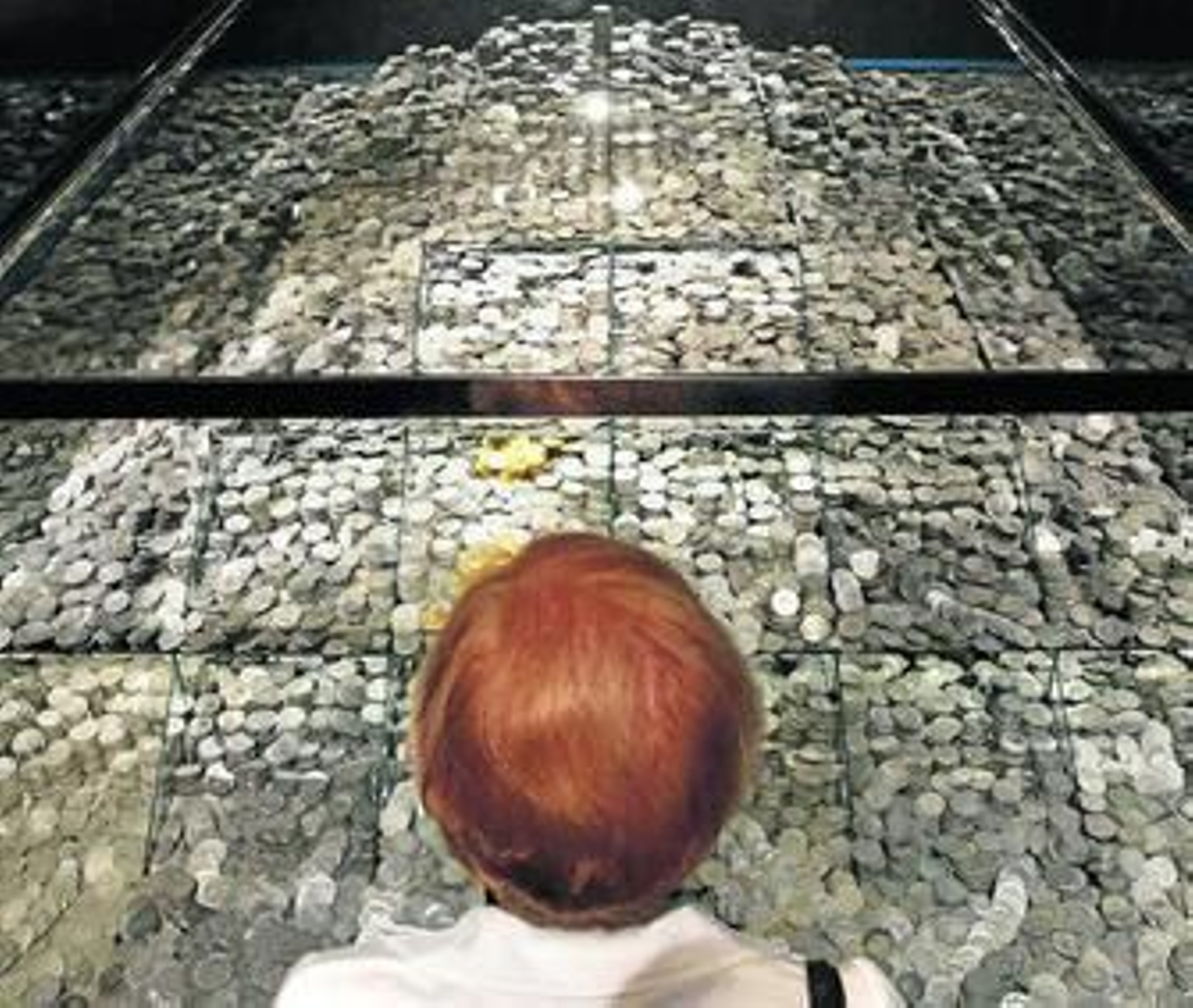 Una visitante contempla una parte del tesoro.