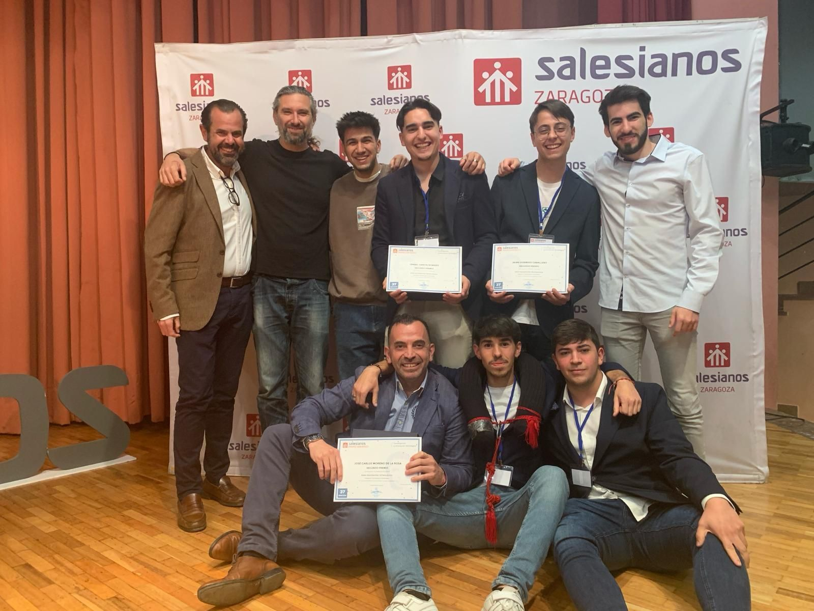 Los alumnos del Lora Tamayo y sus profesores, con el segundo puesto de los Premios Don Bosco de tecnología. Los alumnos del Lora Tamayo y sus profesores, con el segundo puesto de los Premios Don Bosco de tecnología.