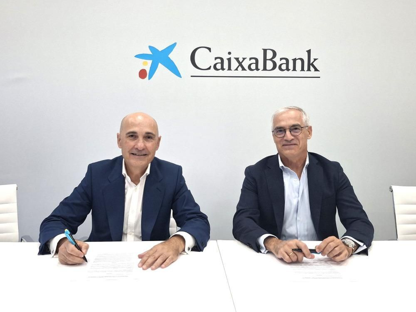 Jaime Campos, director de AgroBank, y Jose Luis Benítez, director general de la FEV.