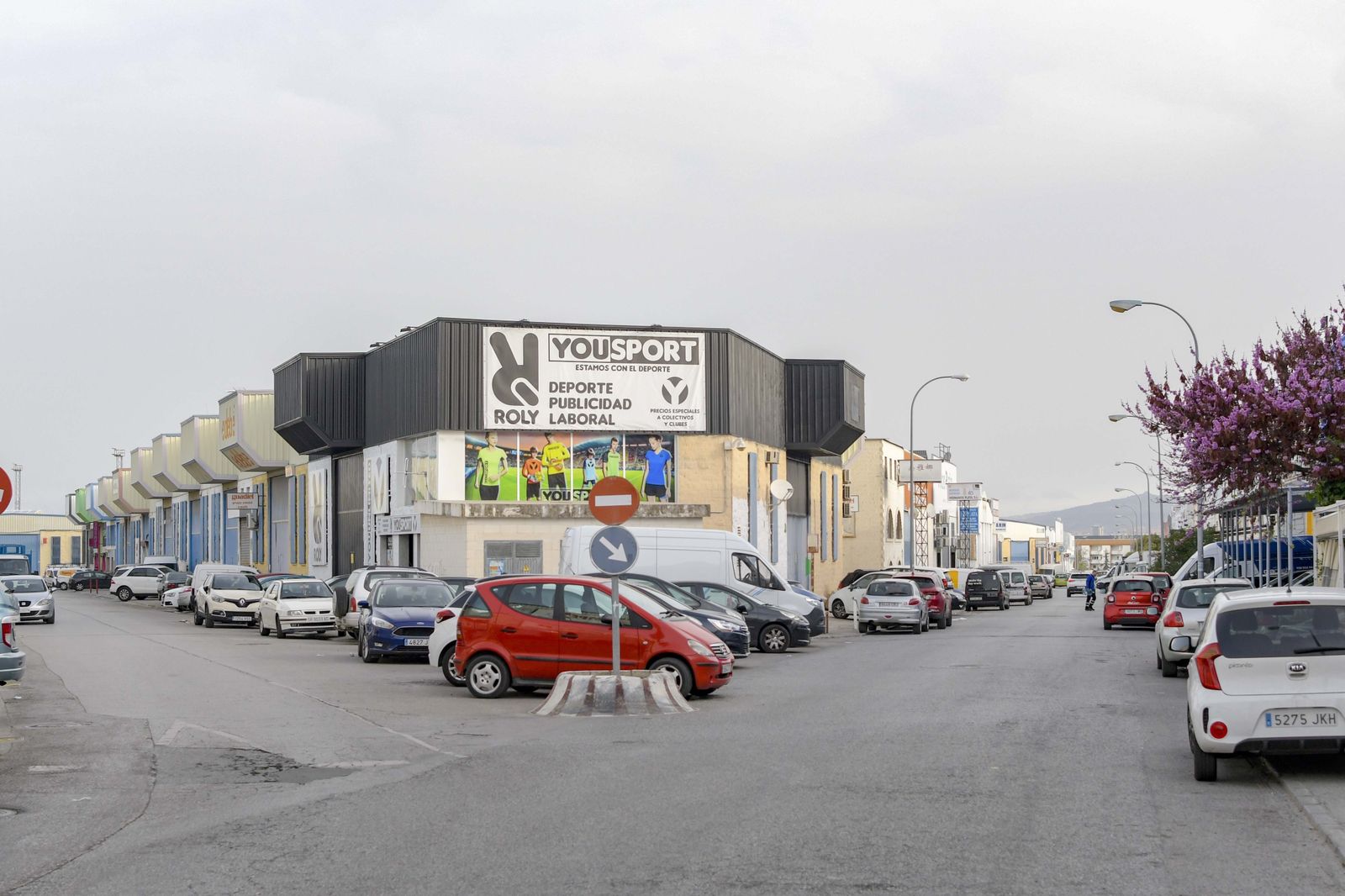 Imagen del Polígono Tecnológico de Ogíjares con las calles llenas de coches pero sin gente