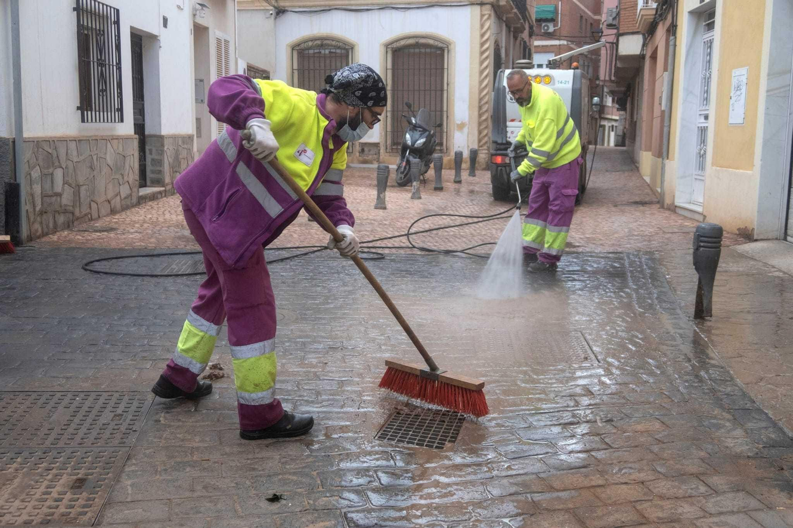 Operarios baldean una calle del casco histórico