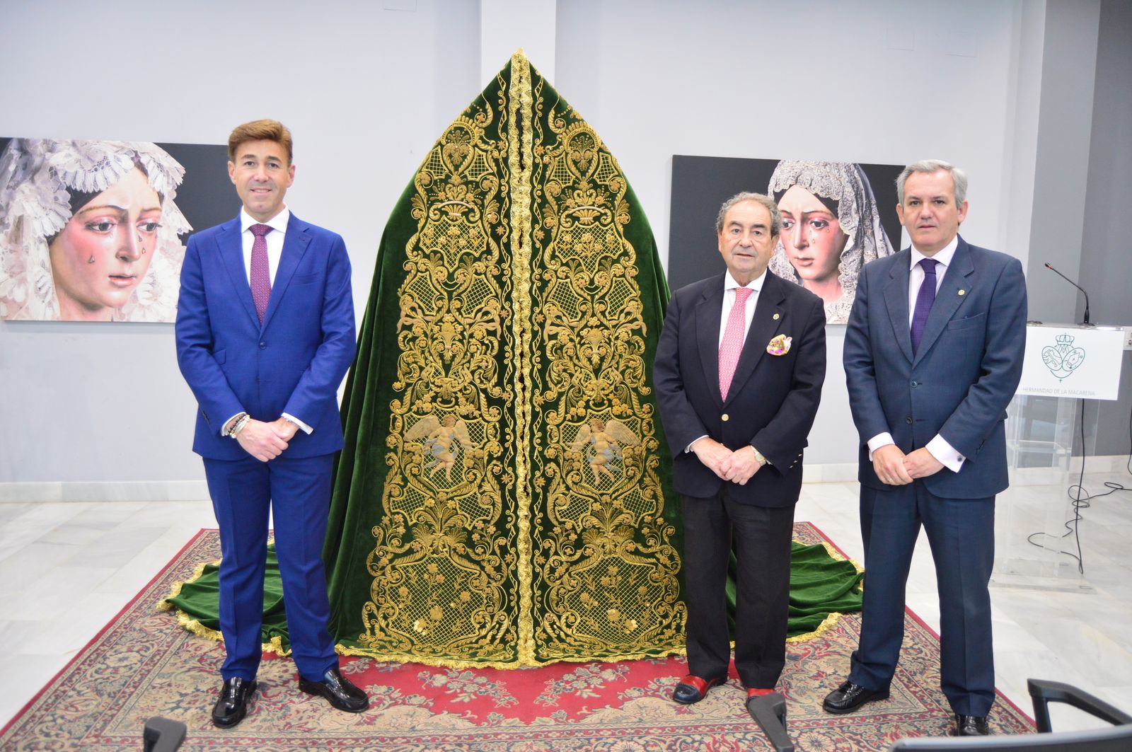 La Macarena recupera el manto de los ángeles de la Virgen del Rosario