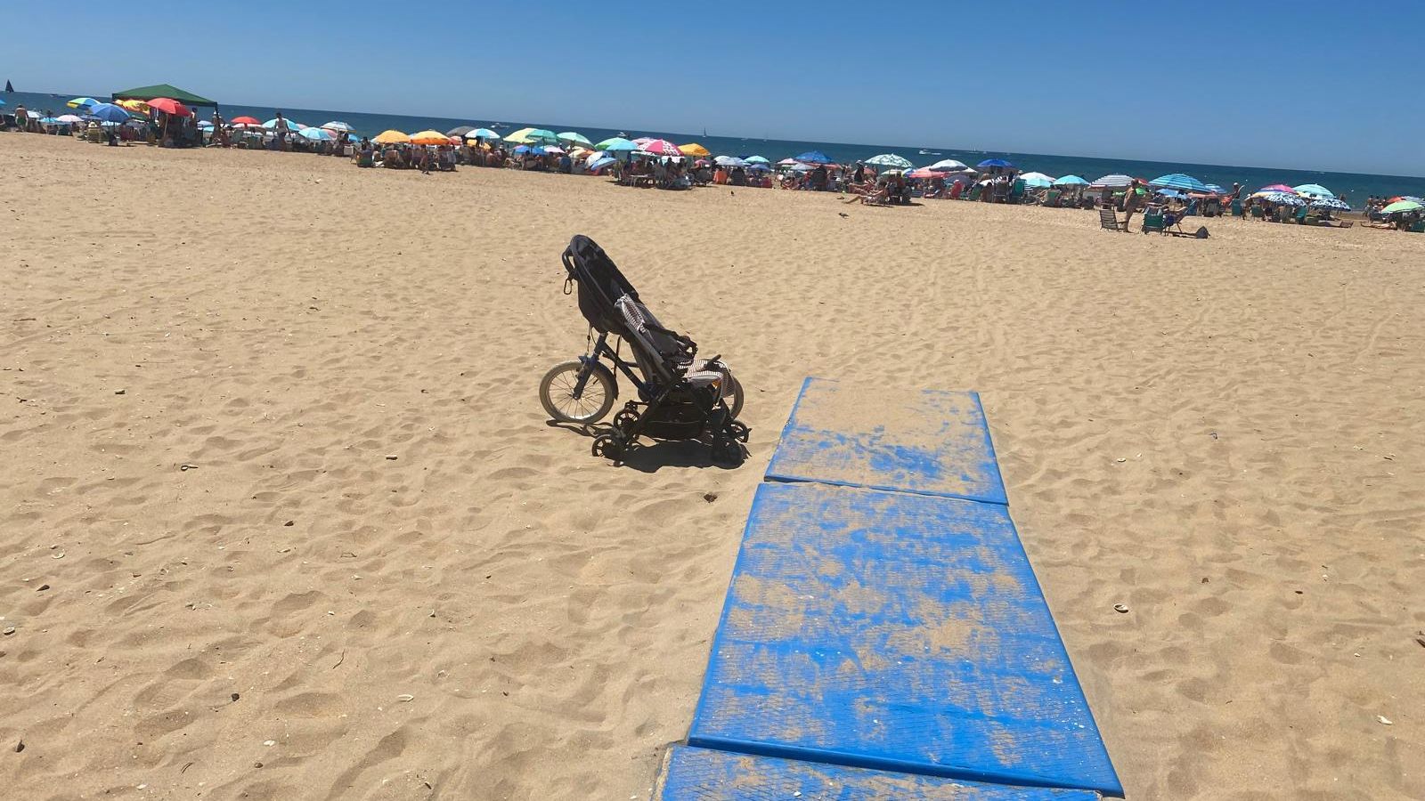 Un carrito abandonado al lado de la pasarela.