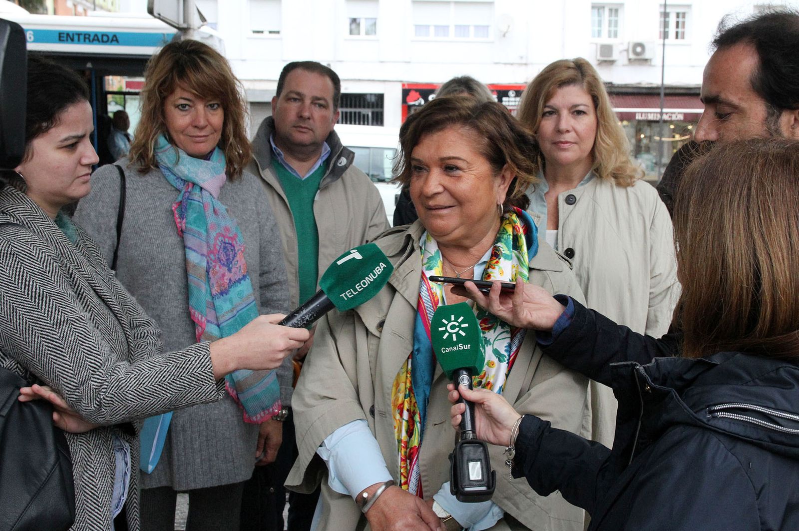 Carmen Céspedes atiende a los medios en Isla Chica.