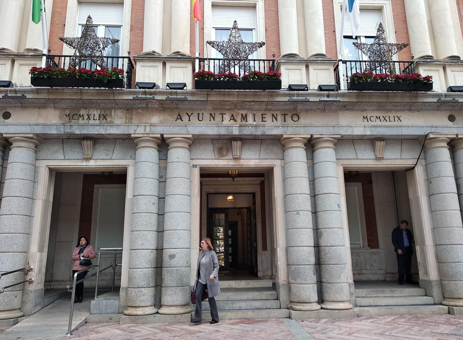 Puerta principal del Ayuntamiento de Huelva.