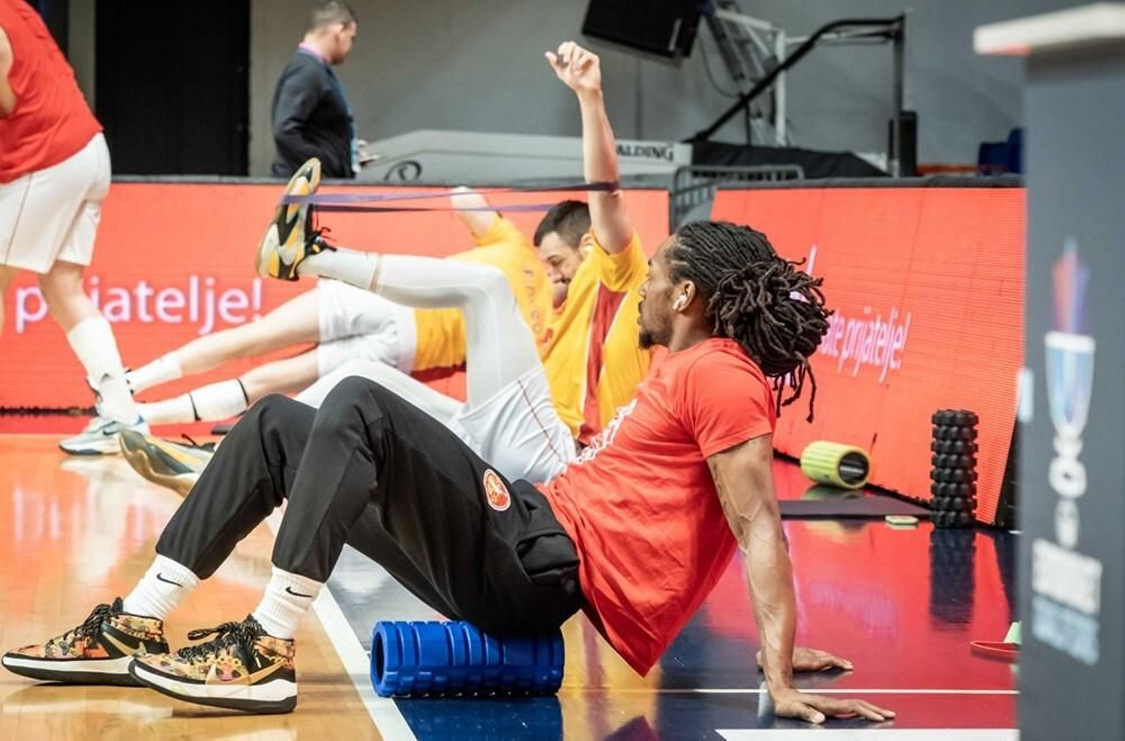 Kendrick Perry se exhibe con Montenegro