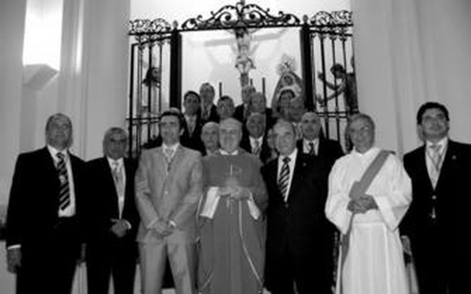 La nueva junta de gobierno ante la capilla de los titulares en la parroquia de la Concepción.