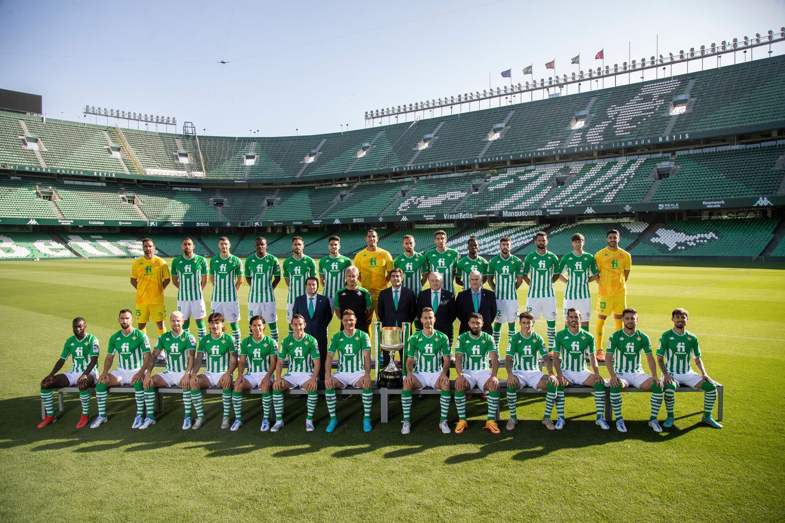 La plantilla del Betis posa junto con la Copa del Rey en la foto de la temporada.