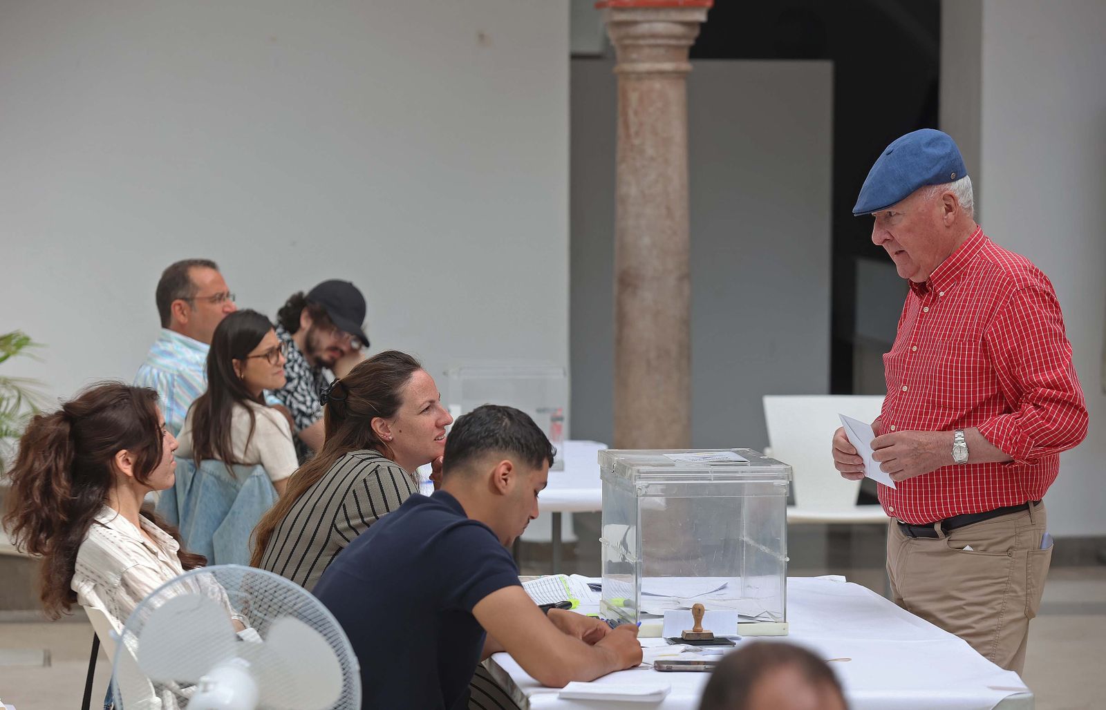 Imágenes de la jornada electoral para el Parlamento Europeo en Algeciras