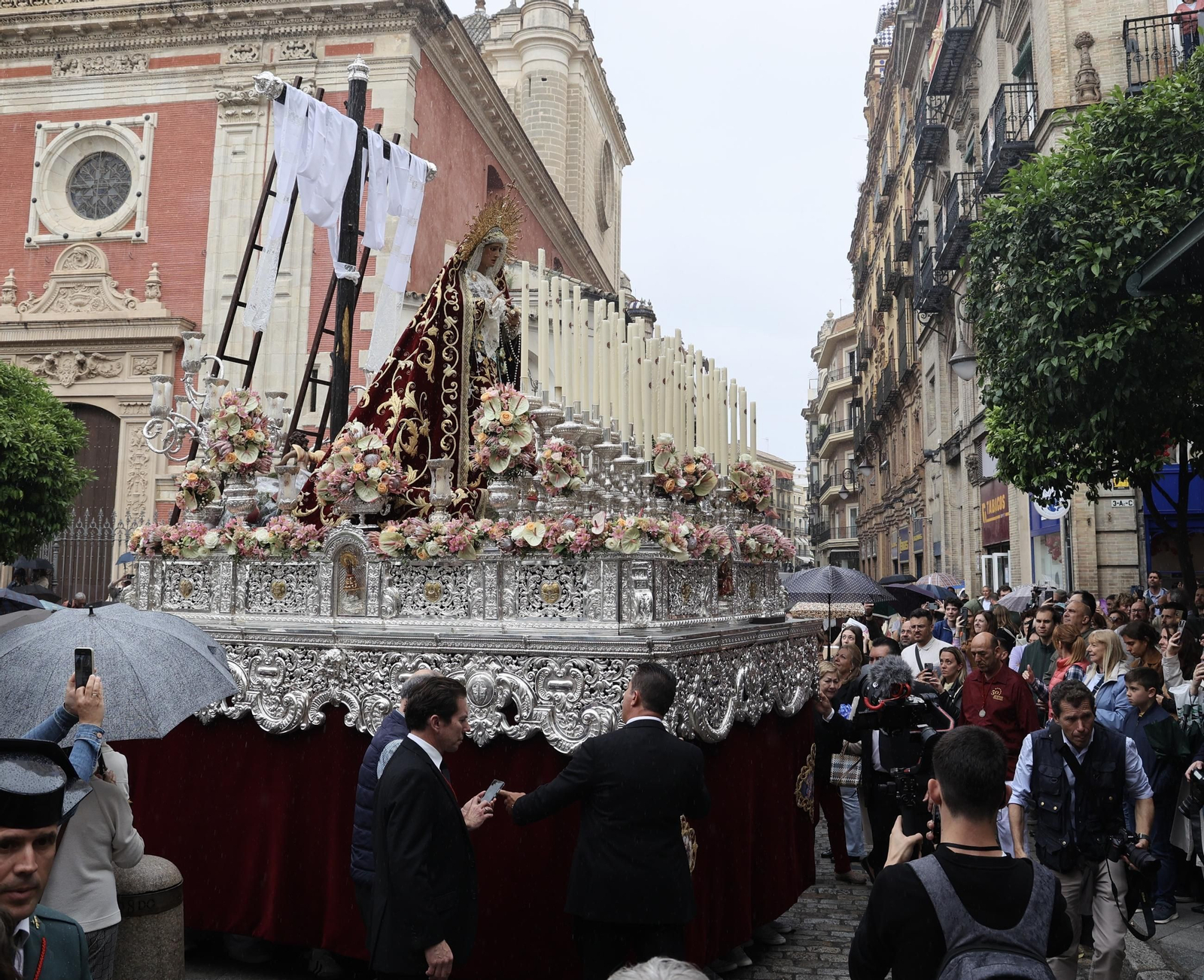 Los Desamparados del Parque Alcosa recorre el centro de Sevilla