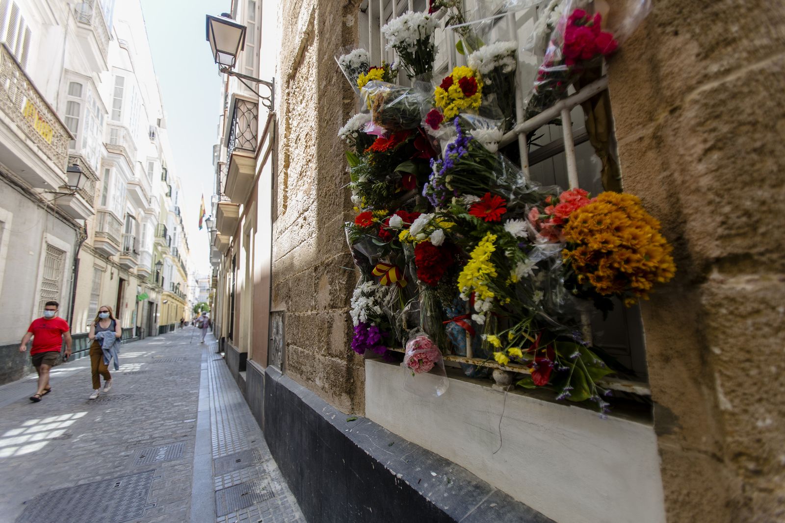Flores en la casa natal de Pemán tras la retirada de la lápida hace unas semanas.