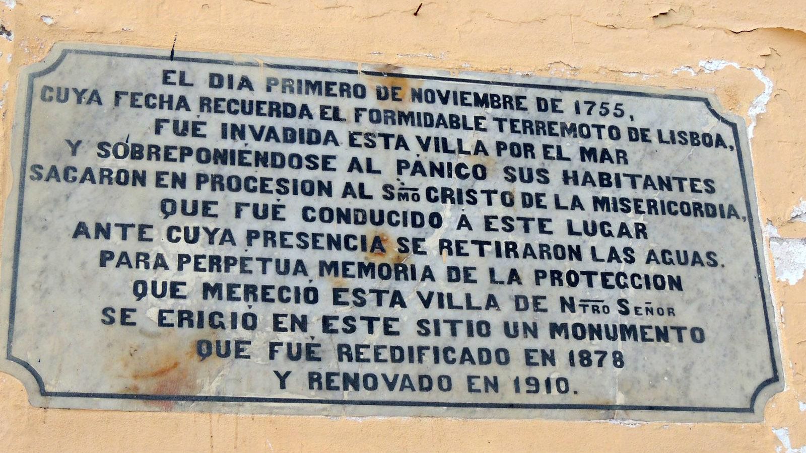 Placa centenaria bajo la Cruz del Mar, en Chipiona, un monumento que se erigió por el maremoto de Lisboa Placa centenaria bajo la Cruz del Mar, en Chipiona, un monumento que se erigió por el maremoto de Lisboa
