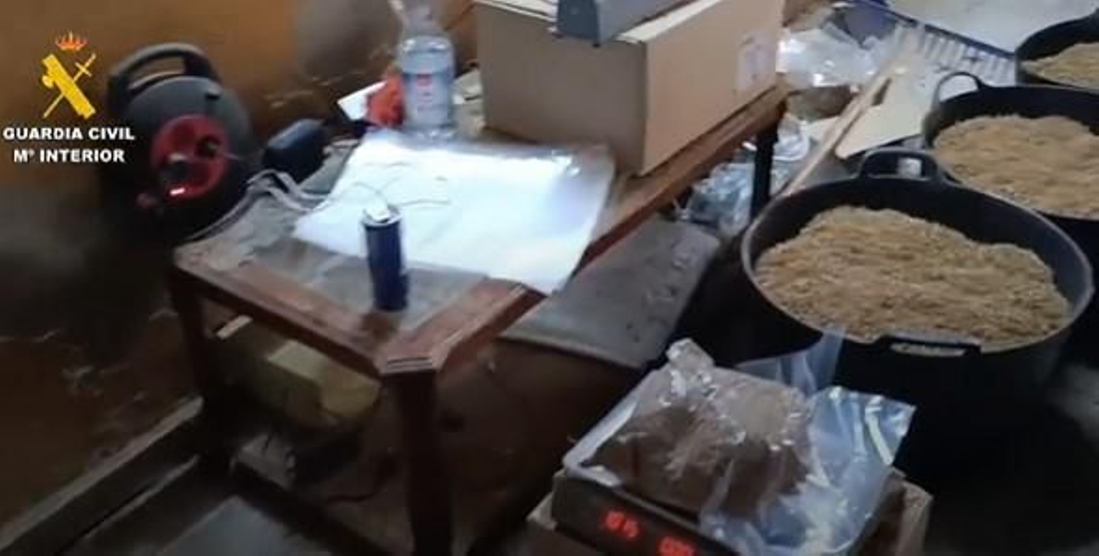 En la operación se han intervenido 994,25 kilos de tabaco, material para su transformación y envasado En la operación se han intervenido 994,25 kilos de tabaco, material para su transformación y envasado