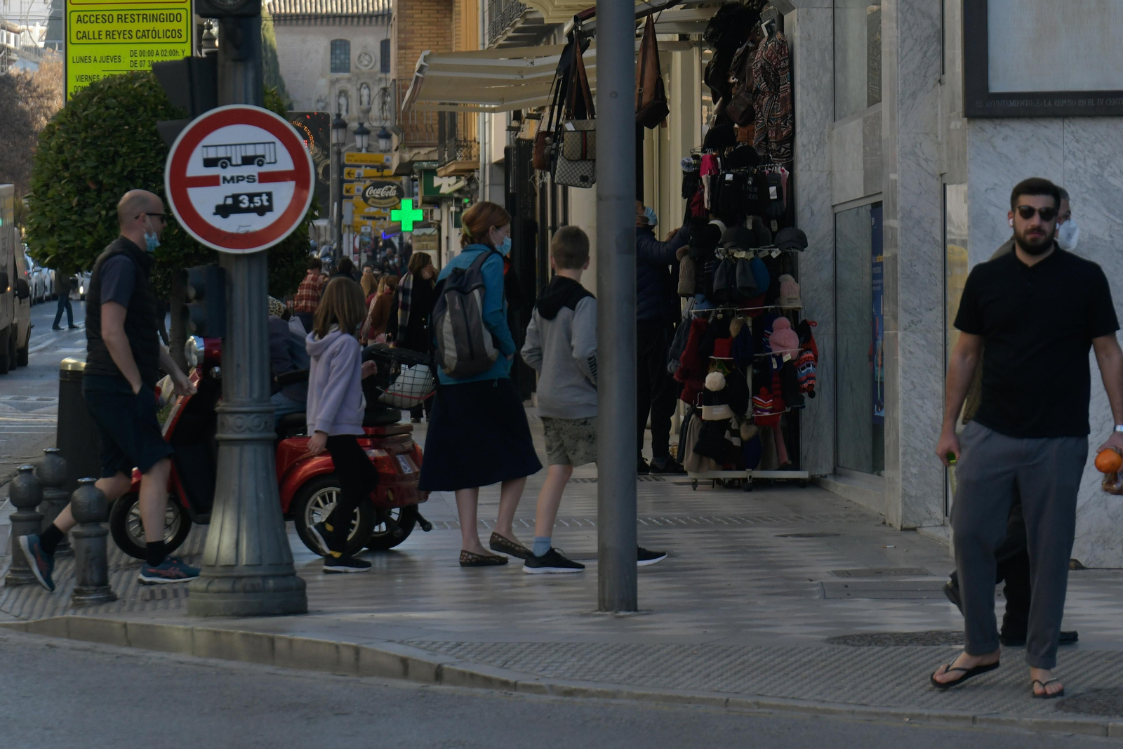 Varias personas en una calle de Granada.