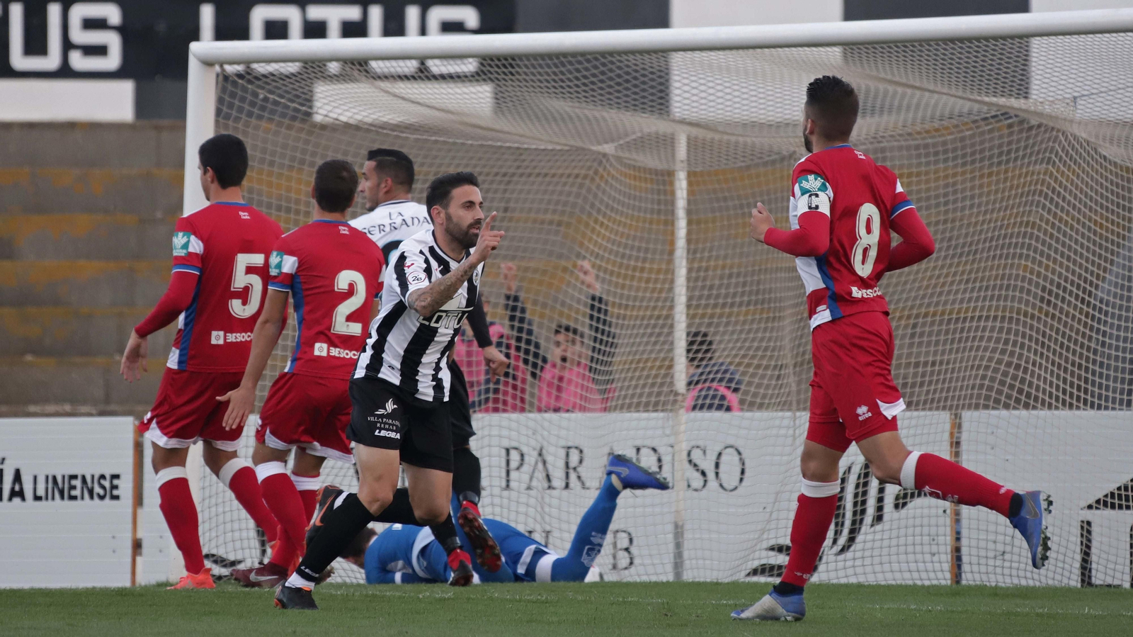 Pirulo señala a Gato, su asistente, nada más anotar el gol del triunfo balono