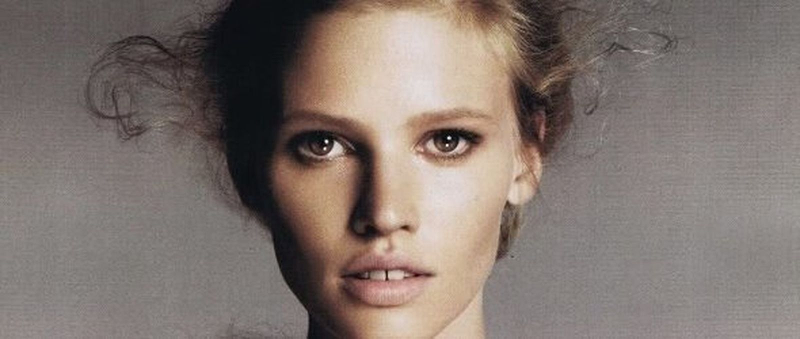 La modelo Lara Stone posando para una campaña.