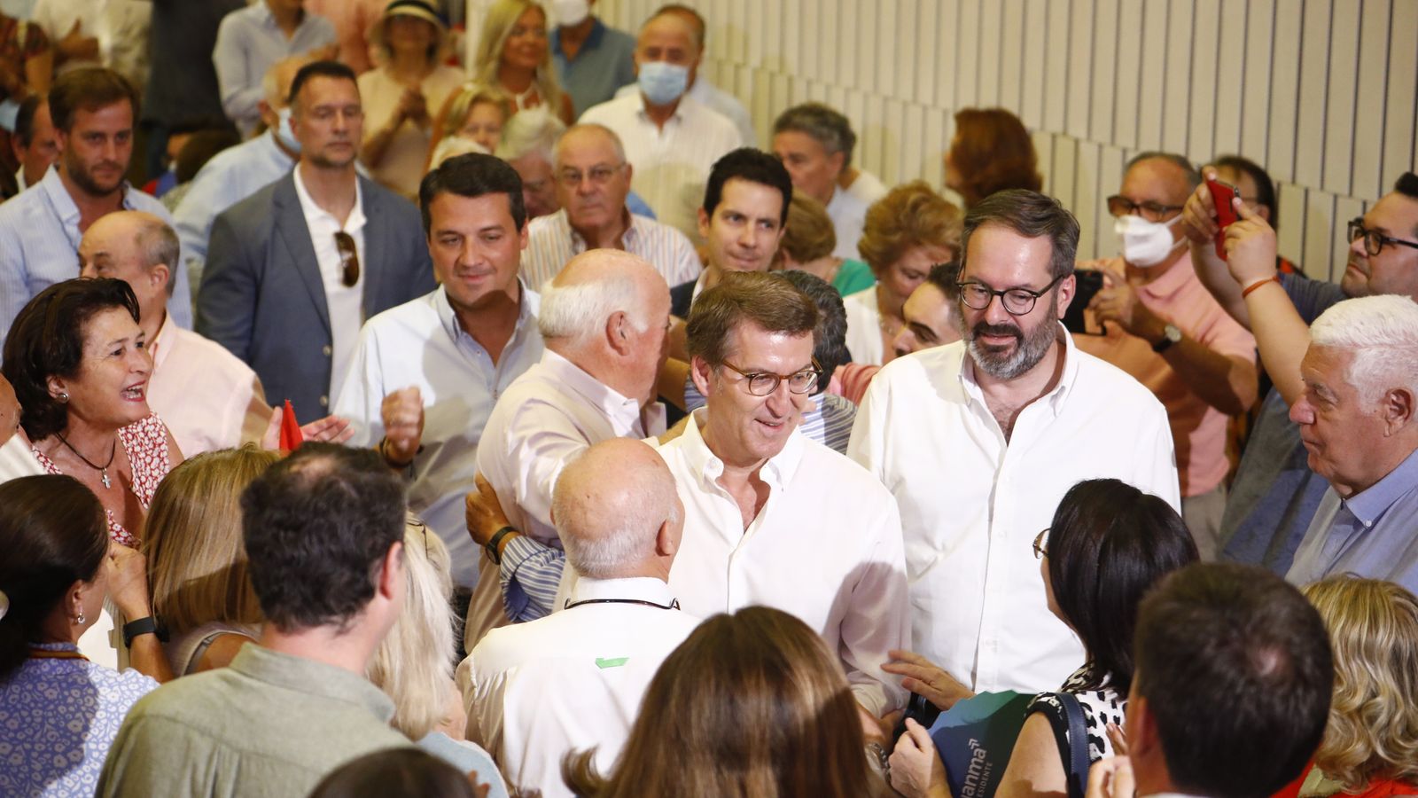 Núñez-Feijóo a su llegada al Palacio de Congresos.