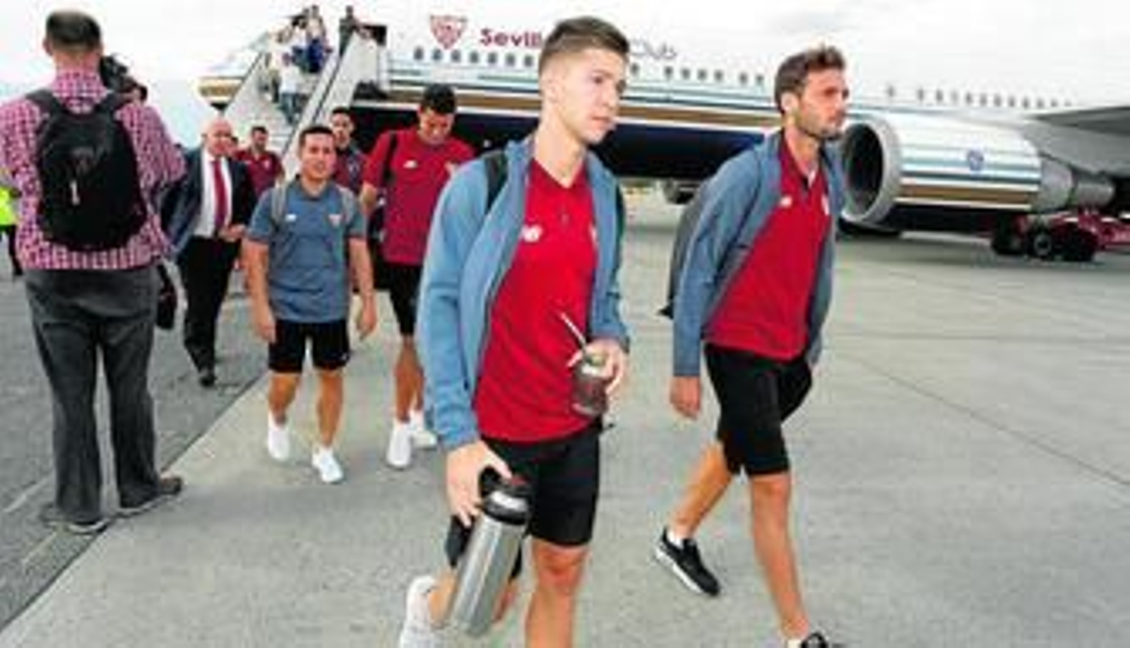 Vietto, termo y matera en mano, junto a Franco Vázquez pisan suelo noruego tras bajarse del avión que trasladó al Sevilla.