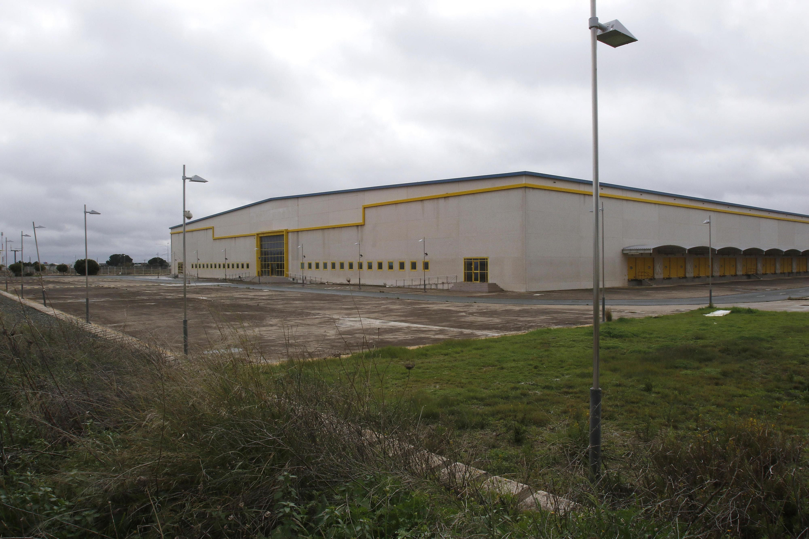 El edifico logístico que construyó Merkamueble en la A-49, por el que se ha interesado una empresa del sector.