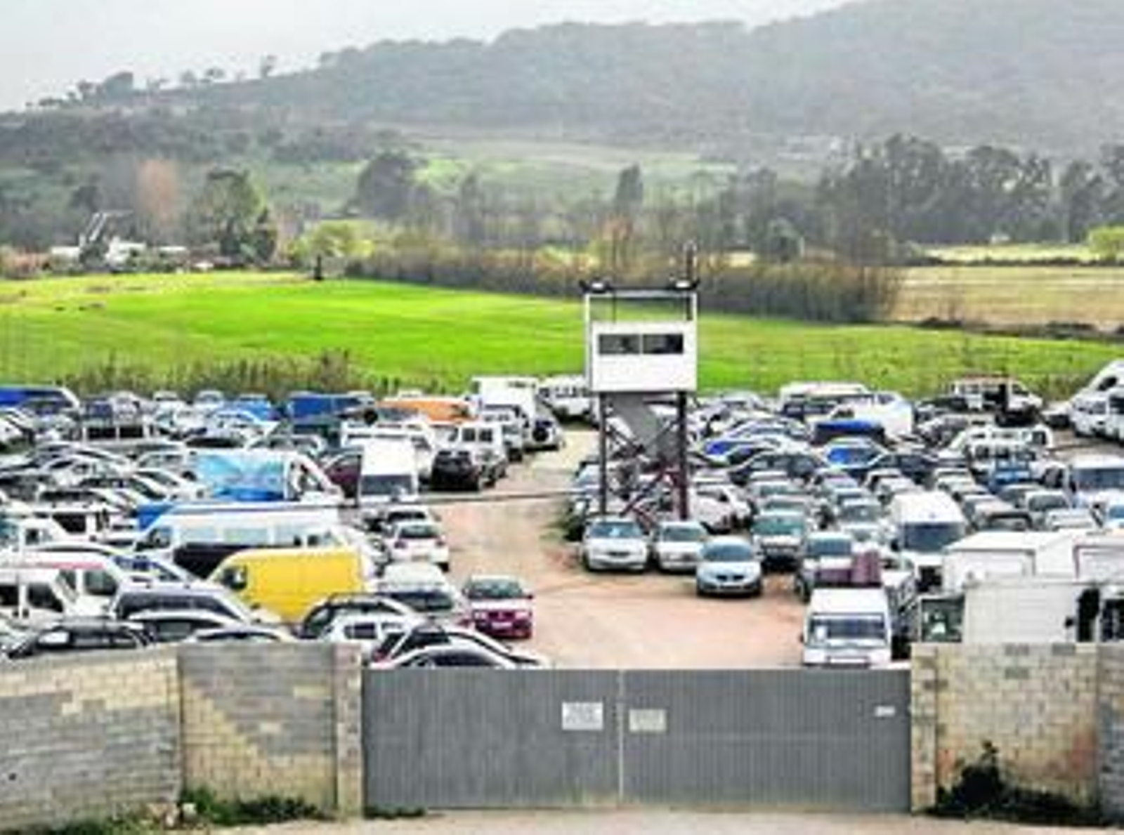 Vista general de uno de los cuatro depósitos judiciales de vehículos de la comarca.