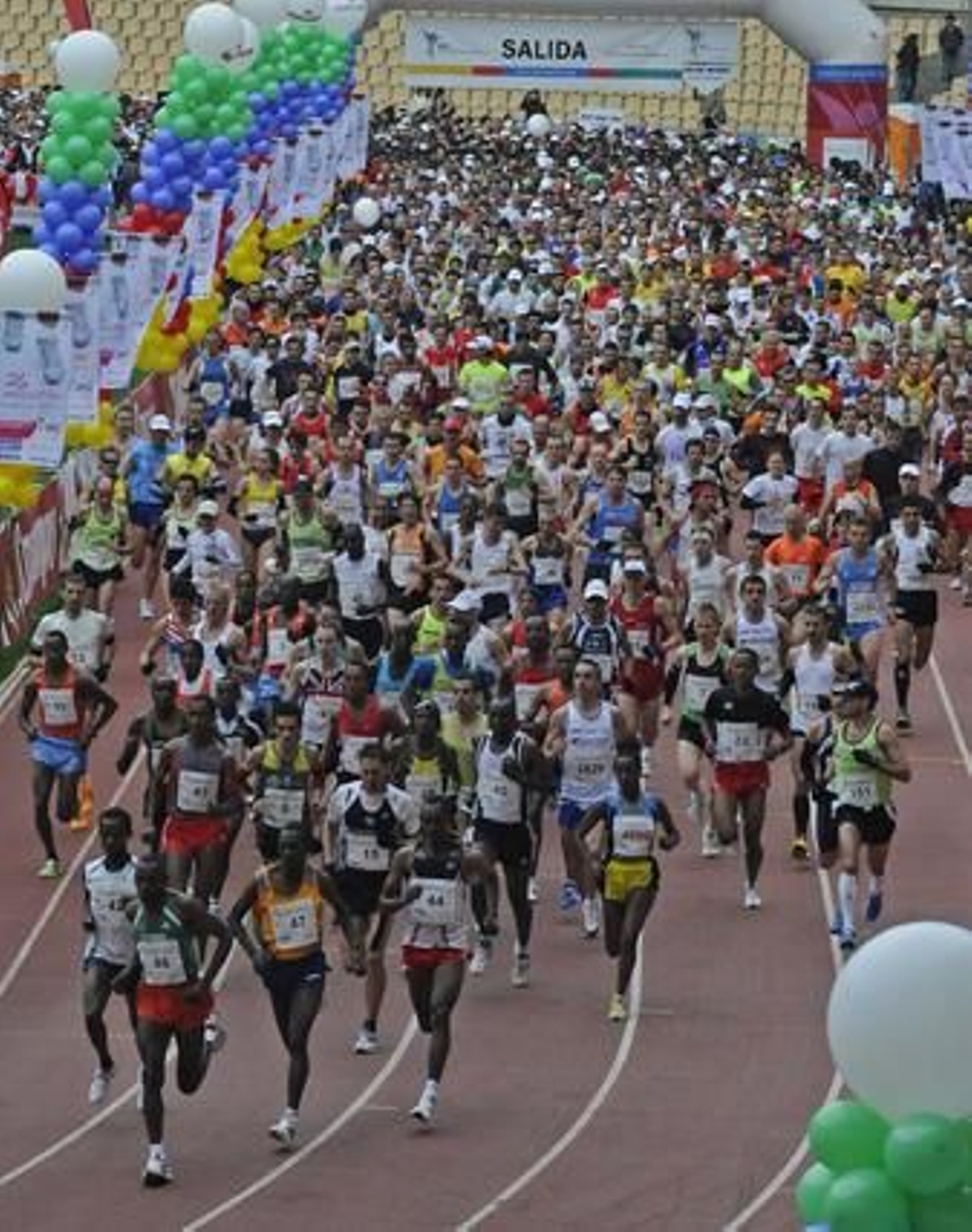4.161 corredores han participado en el XXVI Maratón Ciudad de Sevilla 2010 Gran Premio de Andalucía, que ha acabado ganando el keniano Phillip Biwot. / Juan Carlos Vázquez