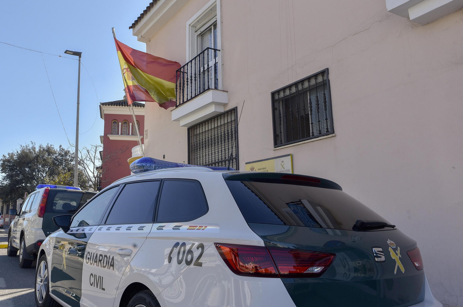 Un patrullero en el cuartel de la Guardia Civil de Gines.