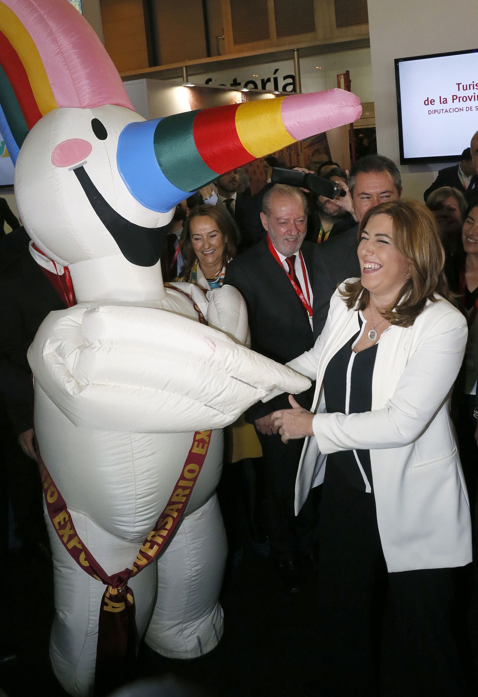 Curro, con Susana Díaz en el primer día de Fitur.