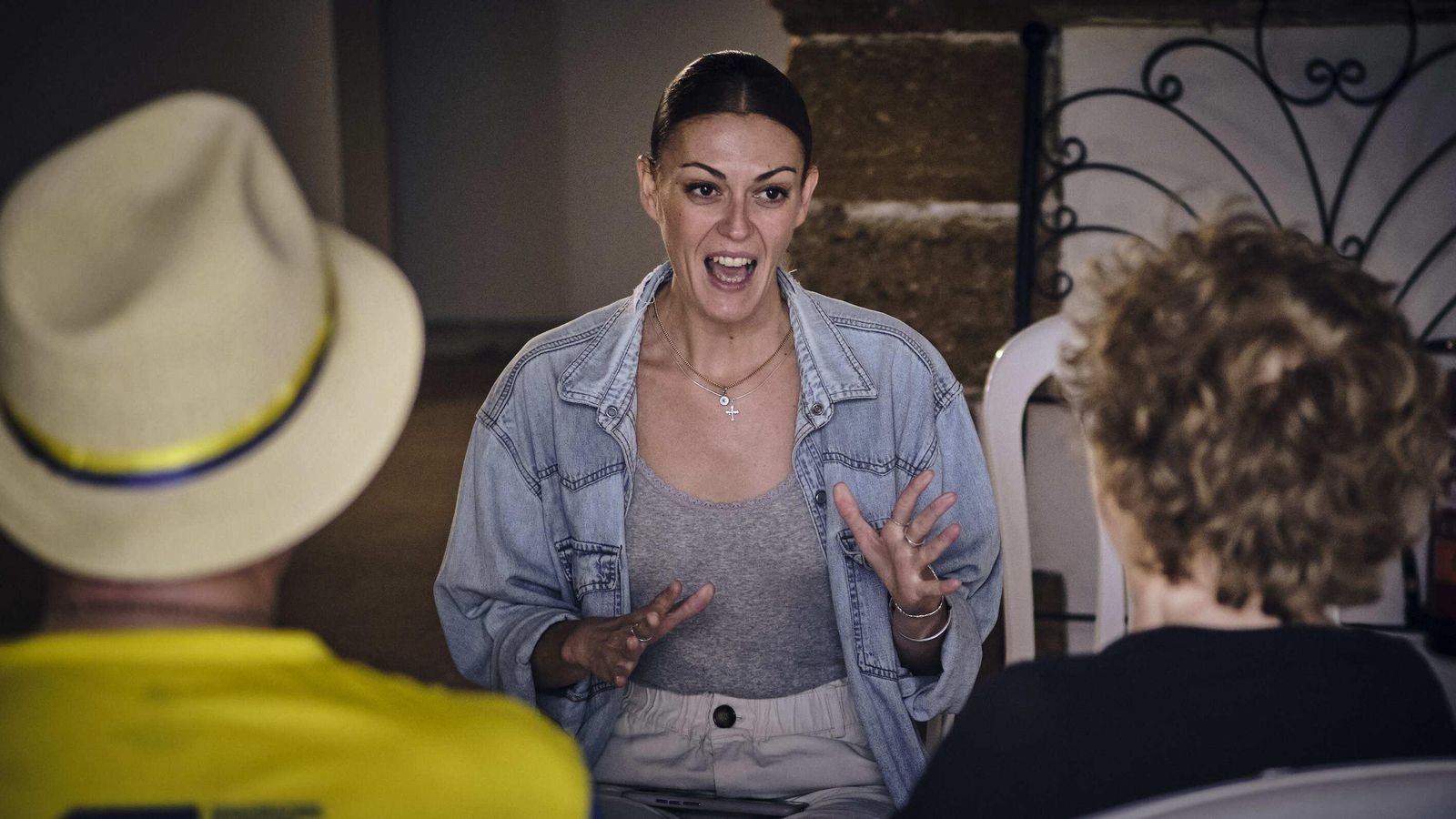 Beatriz Torres, ayudante de dirección, trabaja con dos de los actores.