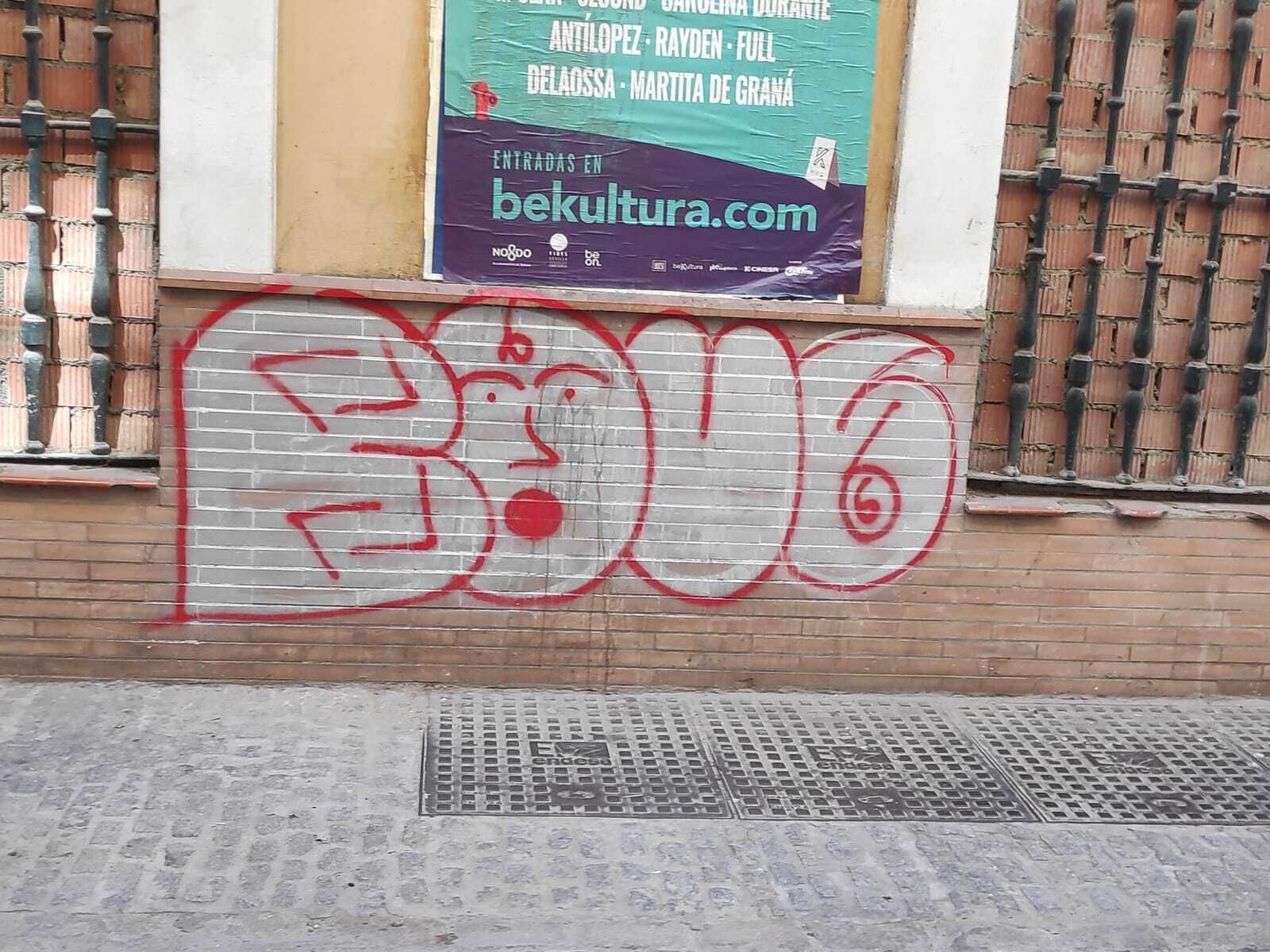 El PP denuncia la "degradación de un casco histórico, inundado de pintadas"