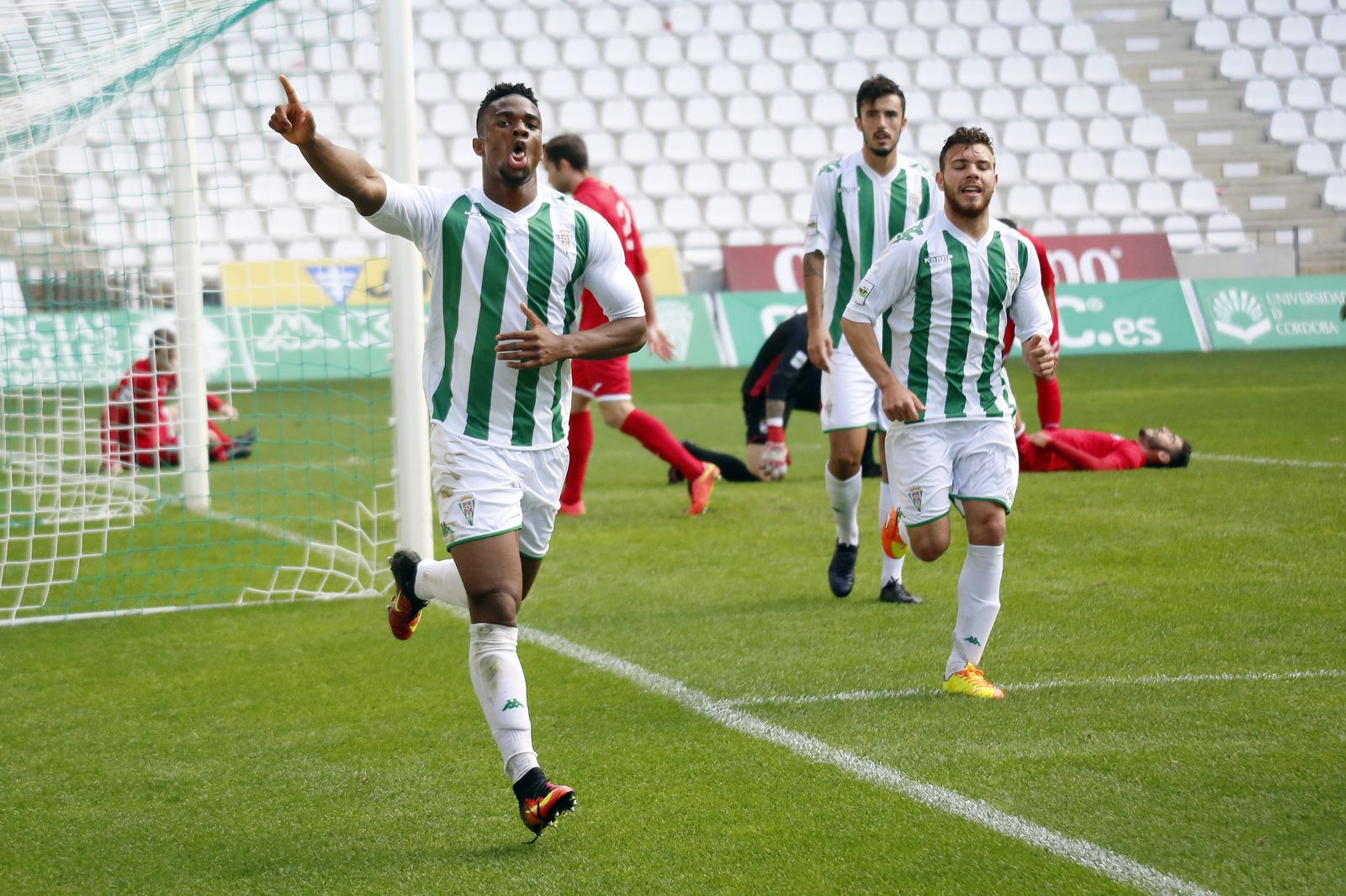 Moha Traoré celebra el primer tanto ante la desilusión lorquina.