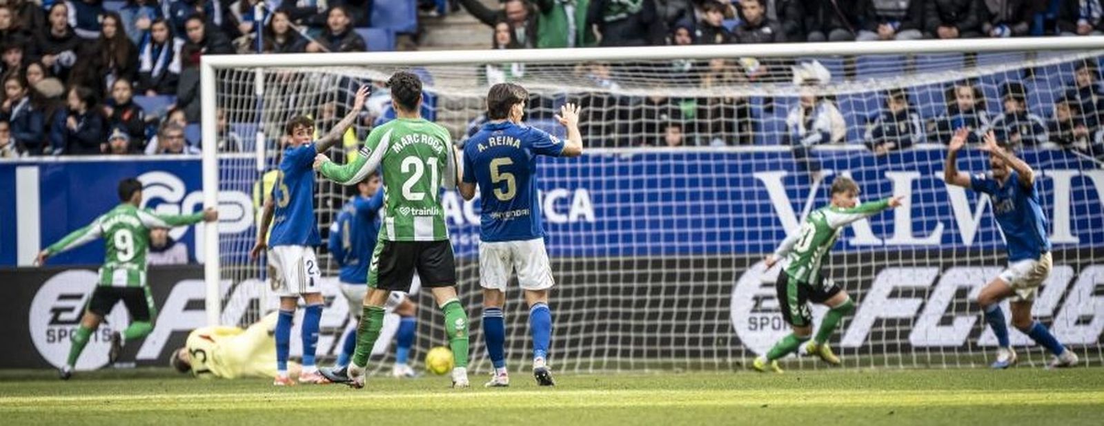 Lo Celso celebra el empate del Betis después de su cabezazo a la red.