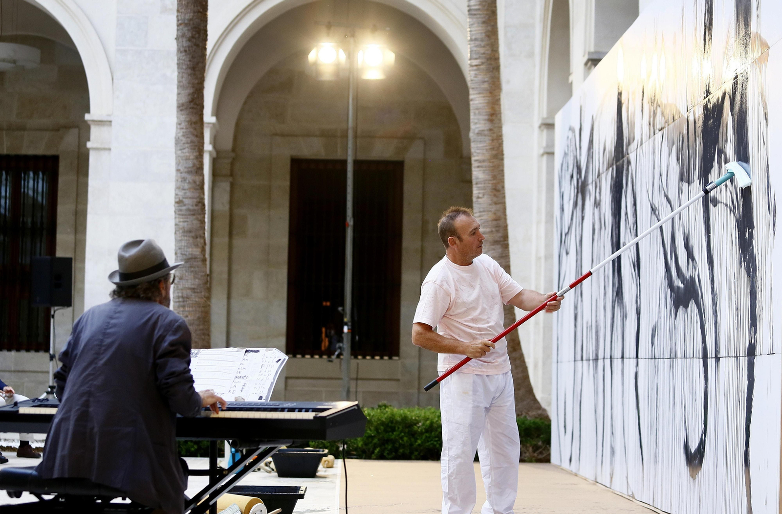 Miquel Barceló, bajo la atenta mirada de Pascal Comelade, este viernes, en el Museo de Málaga.