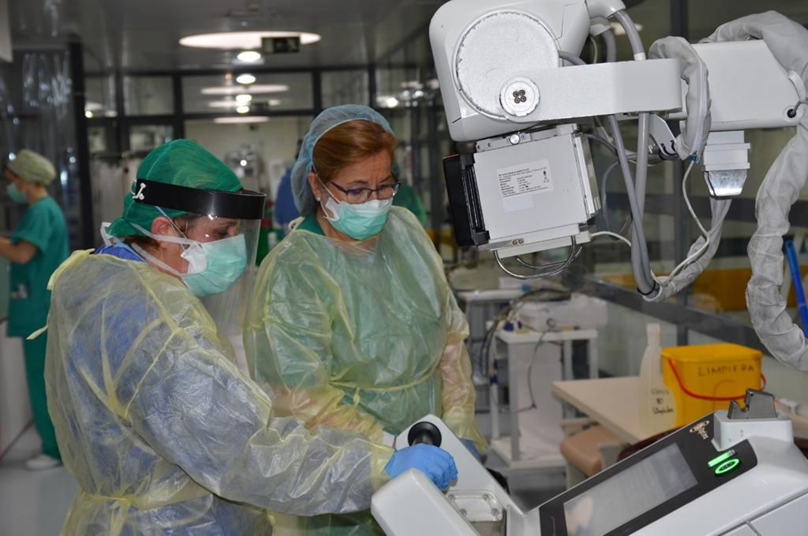 Dos profesionales sanitarias revisan un aparato en la UCI del Reina Sofía. Dos profesionales sanitarias revisan un aparato en la UCI del Reina Sofía.