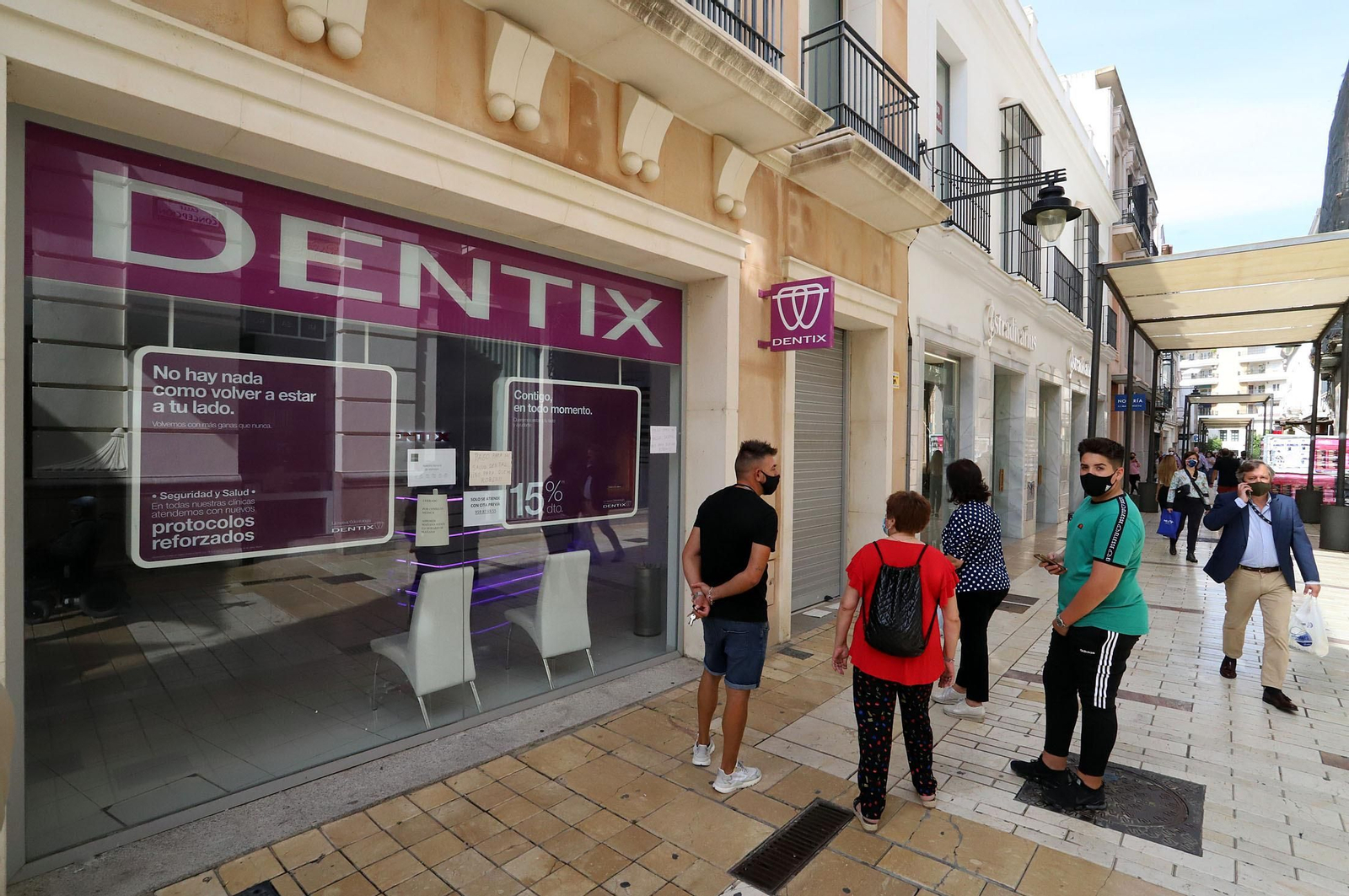 Varias personas en la puerta de Dentix, en la calle Concepción, cerrado a cal y canto.