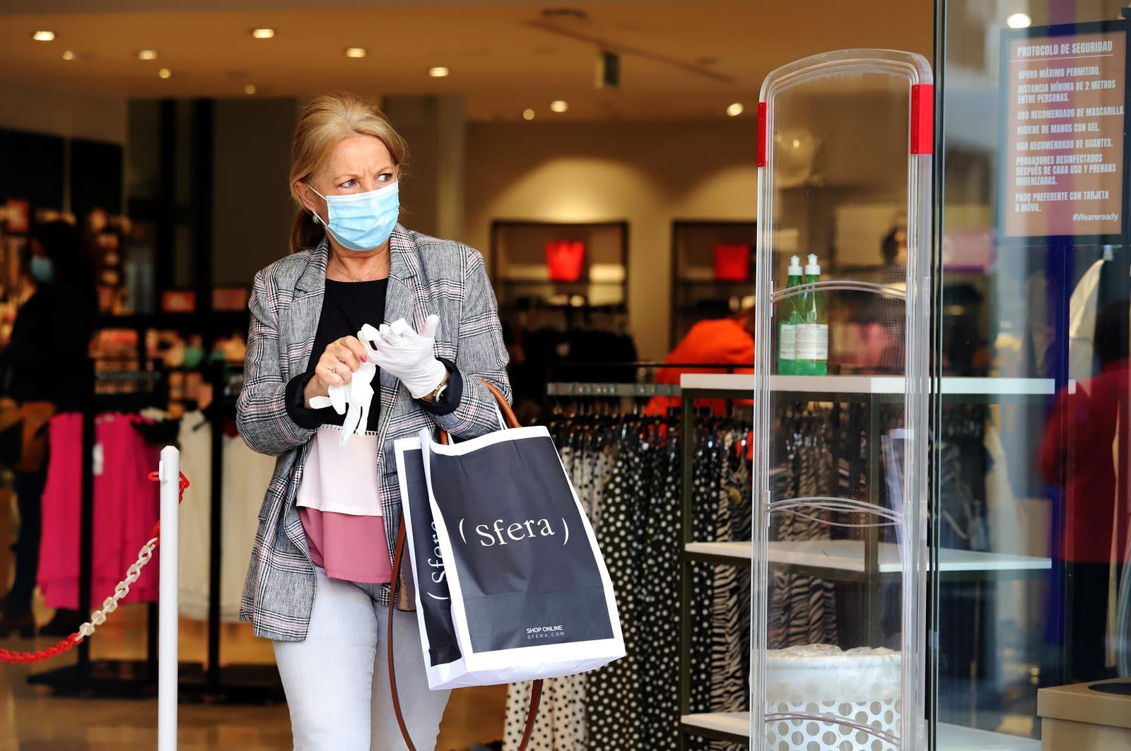 Las mascarillas desaparecen de muchos lugares interiores