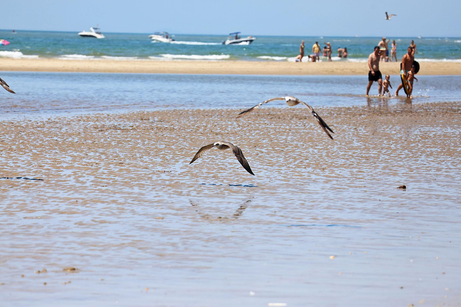 Ambiente en las playas de Huelva en la mañana de domingo