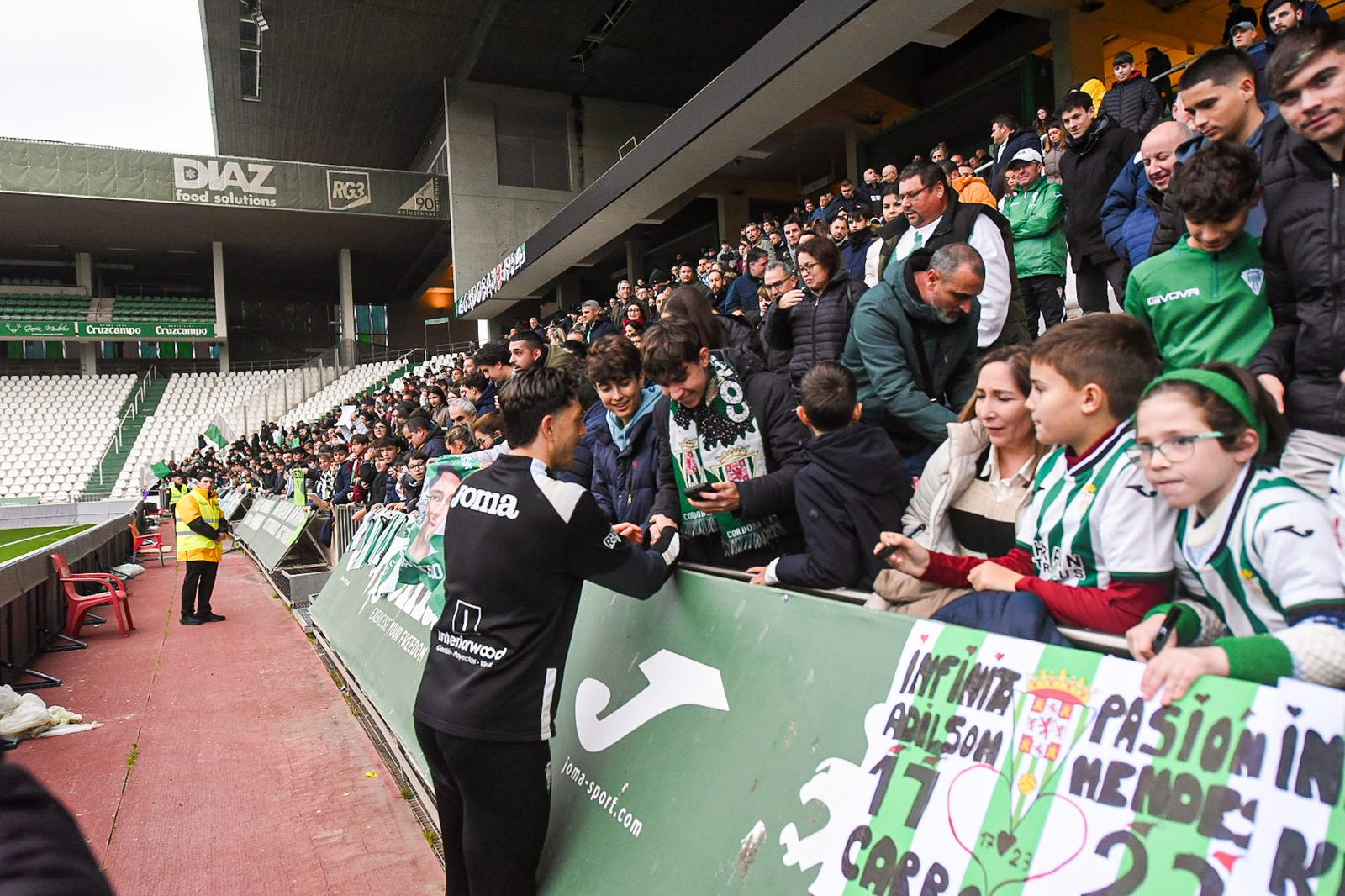 El Córdoba CF se deja querer por su afición en el Día de Año Nuevo: las fotos del entrenamiento de puertas abiertas