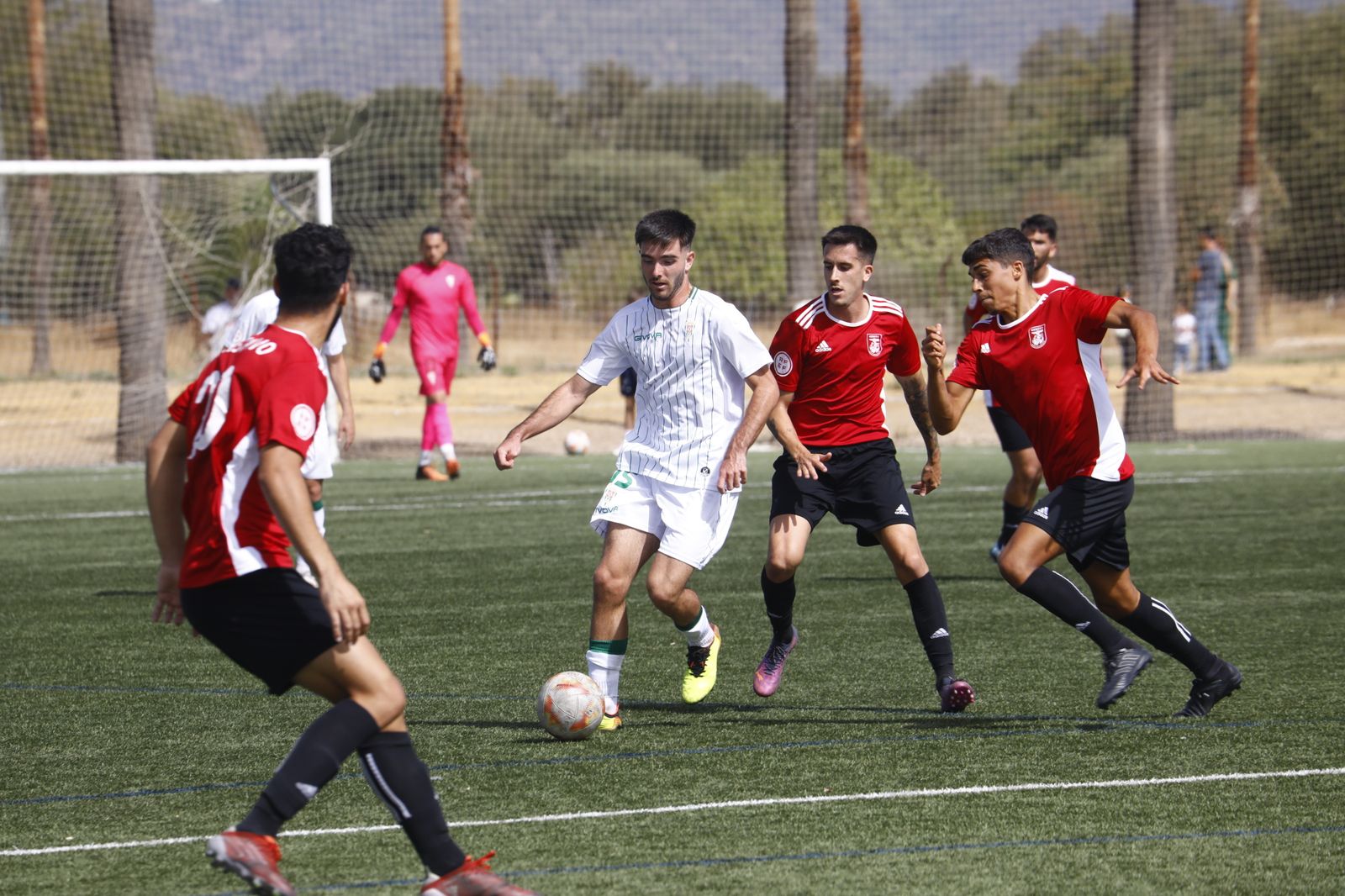 Marc Esteban conduce el balón ante la presión del Gerena.